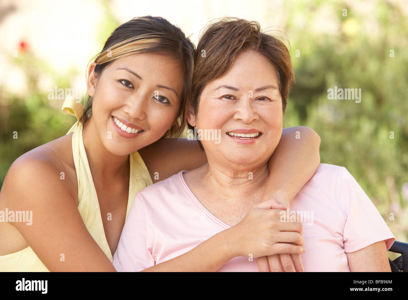 Ältere Frau mit erwachsenen Tochter im Garten zusammen Stockfoto