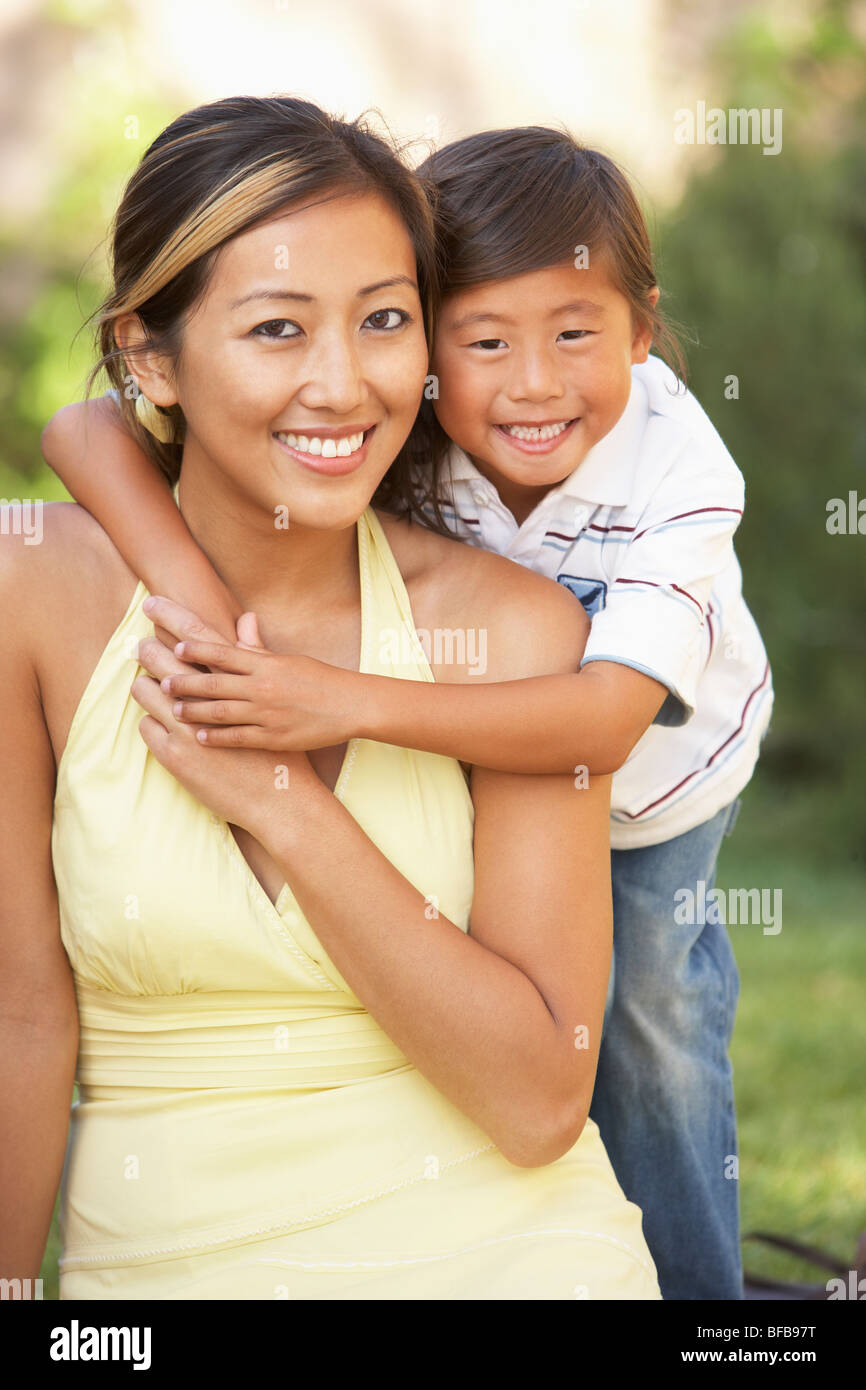 Mutter und Sohn umarmt im Garten Stockfoto