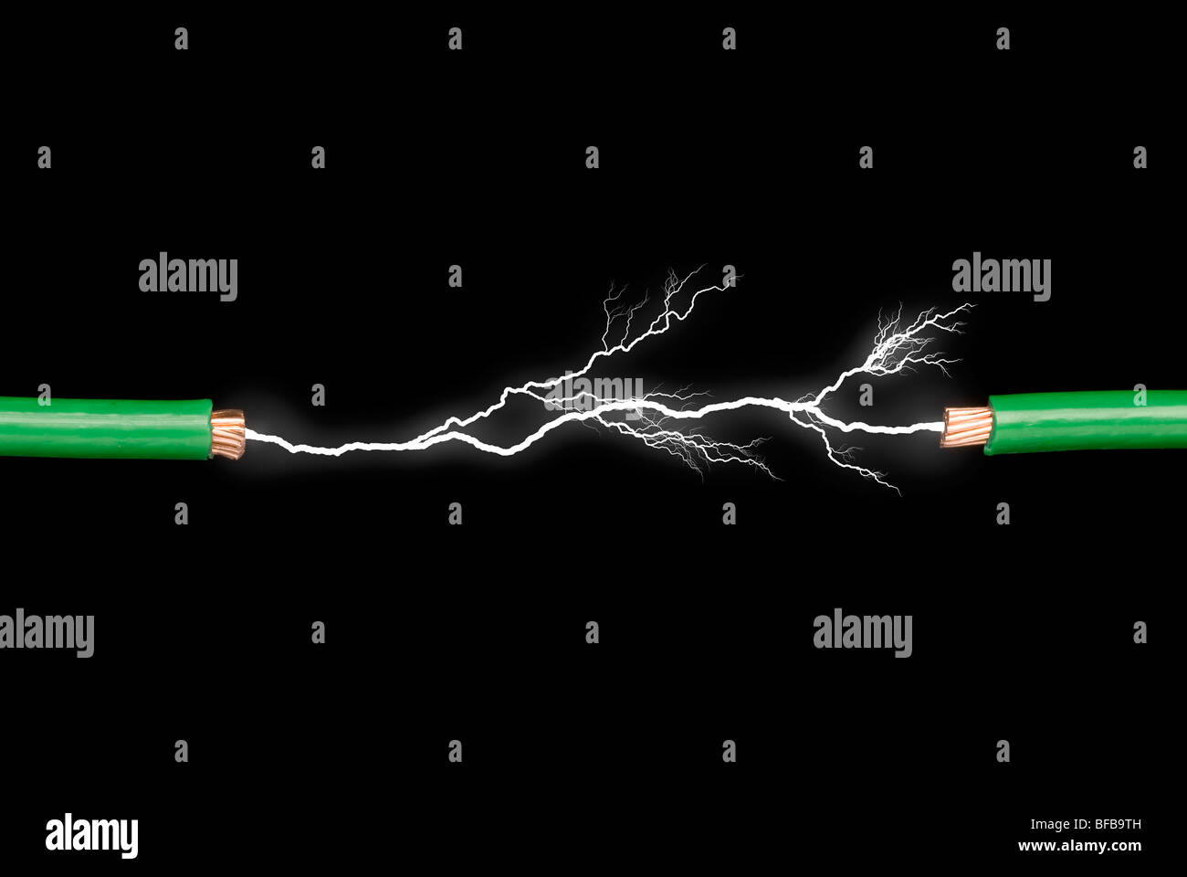 Zwei Drähte mit elektrischen Lichtbogen einschalten durch. Stockfoto