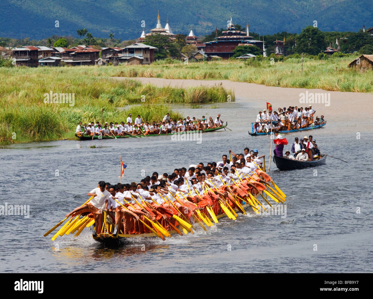 Bein Rudern Wettbewerb während des Festivals Phaungdaw Oo Pagode am Inle-See Stockfoto
