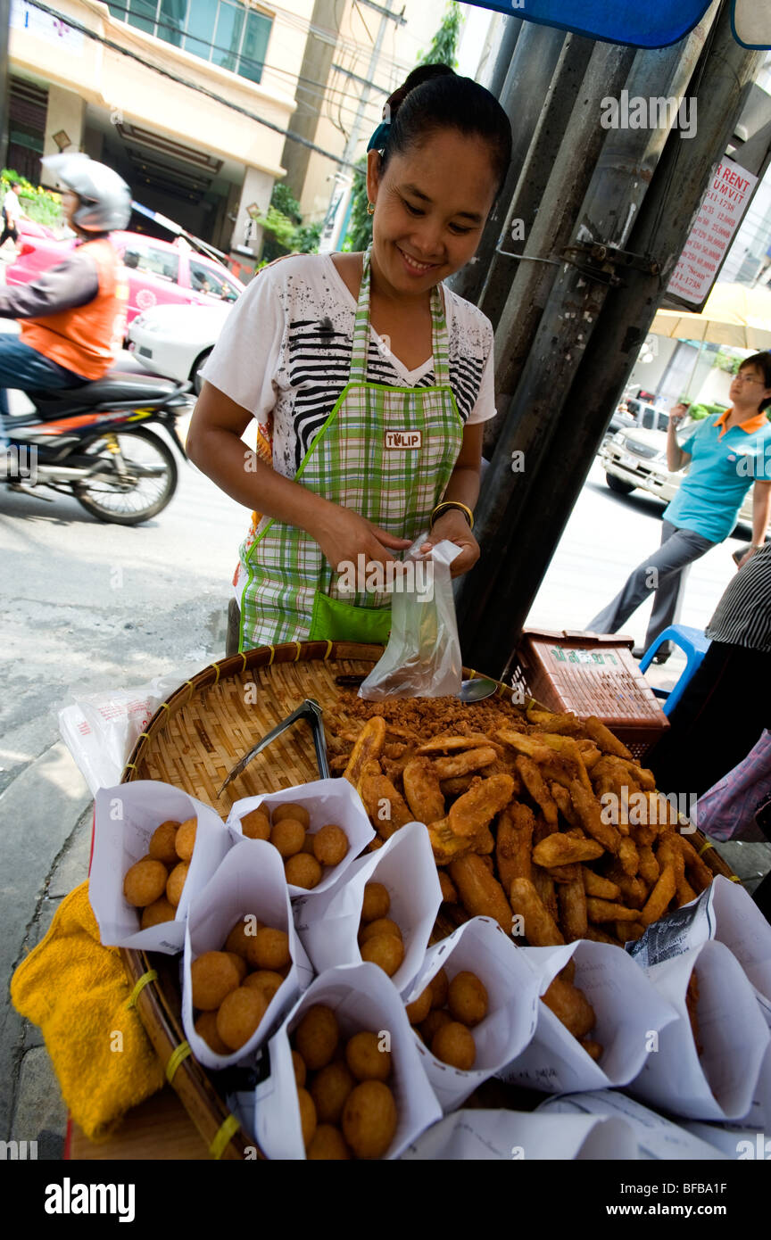 Straße Vender verkaufen tief gebratene Banane und Patato Ball, Bangkok, Thailand. Stockfoto