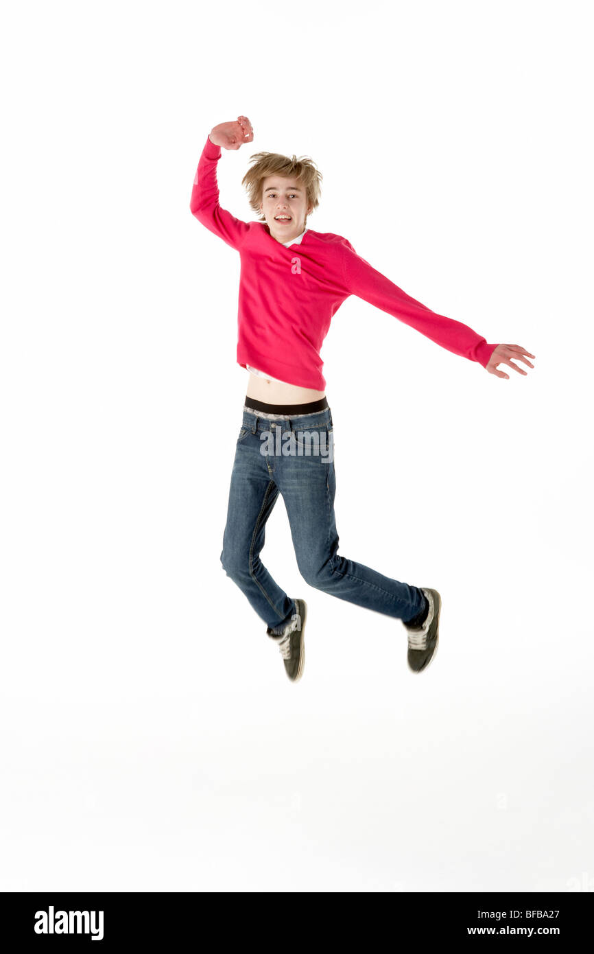 Voller Länge Studioportrait springen, Teenager Stockfoto