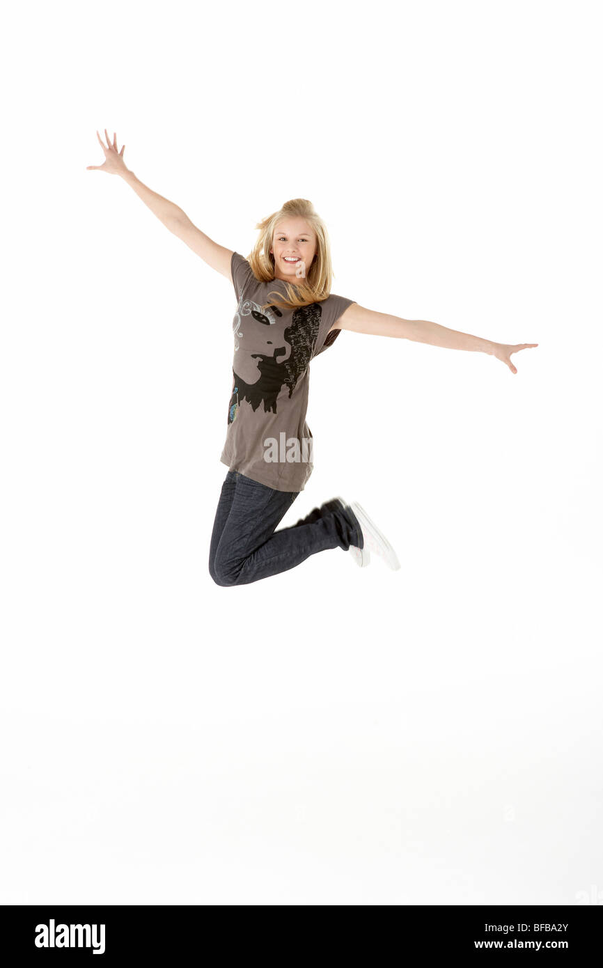 Voller Länge Studioportrait springen Teenager-Mädchen Stockfoto