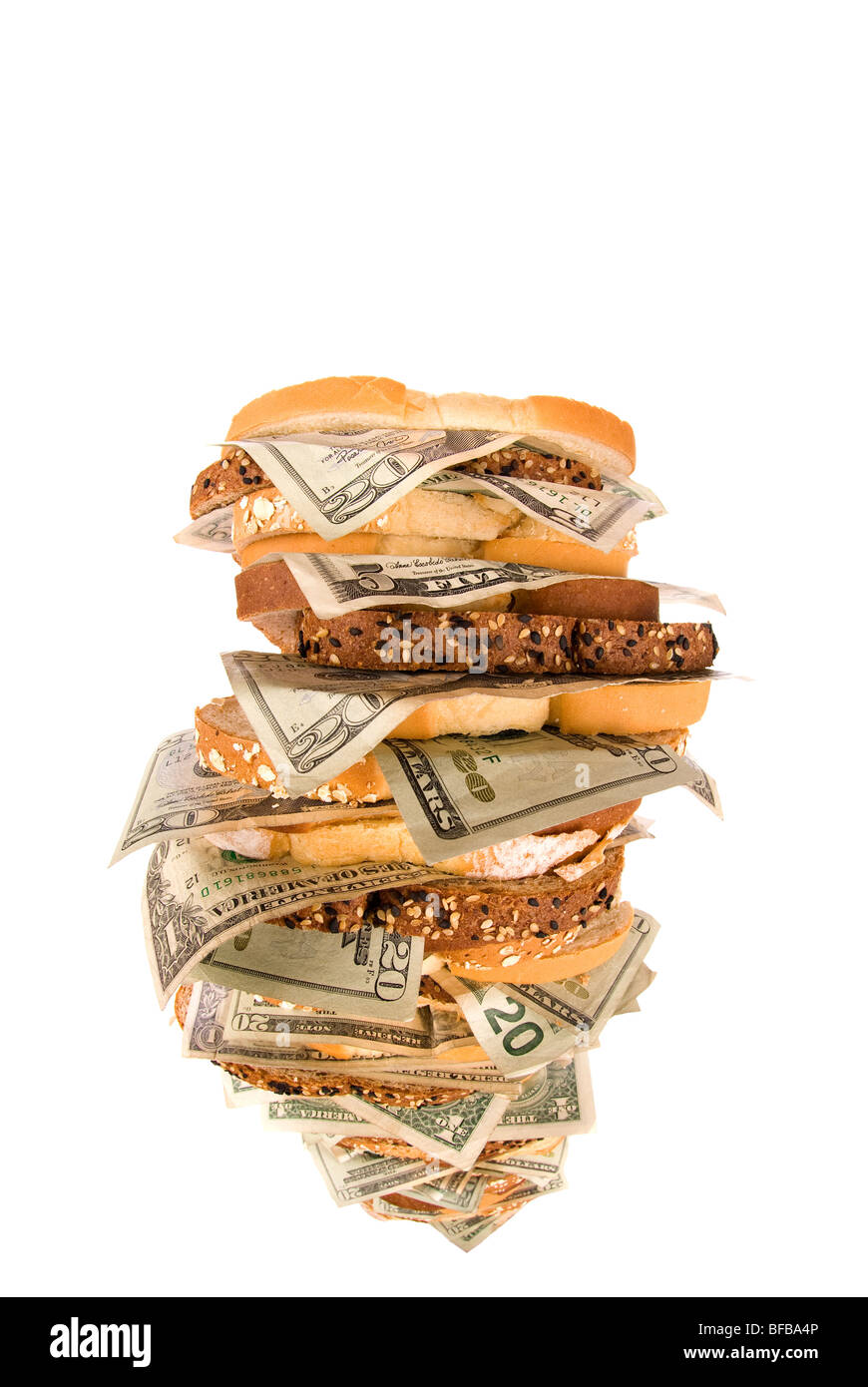 Ein Geld-Sandwich isoliert auf einem weißen Hintergrund. Schließt daraus, wie schnell Geld aufgefressen werden kann. Stockfoto