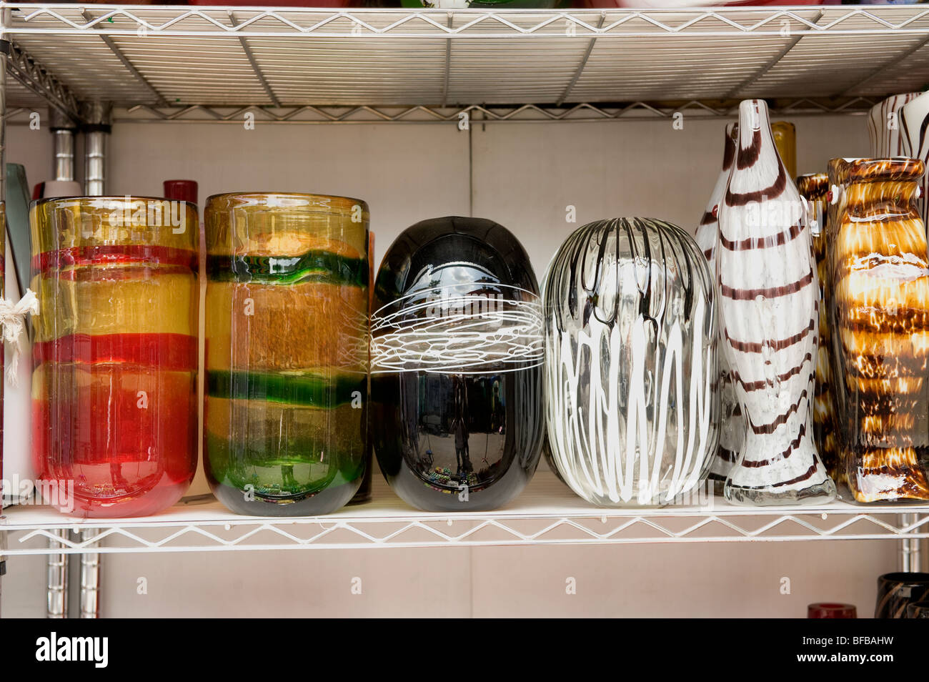 Varity Gestaltung von Glas und Vase in Wochenendmarkt Chatuchak, Bangkok, Thailand. Stockfoto