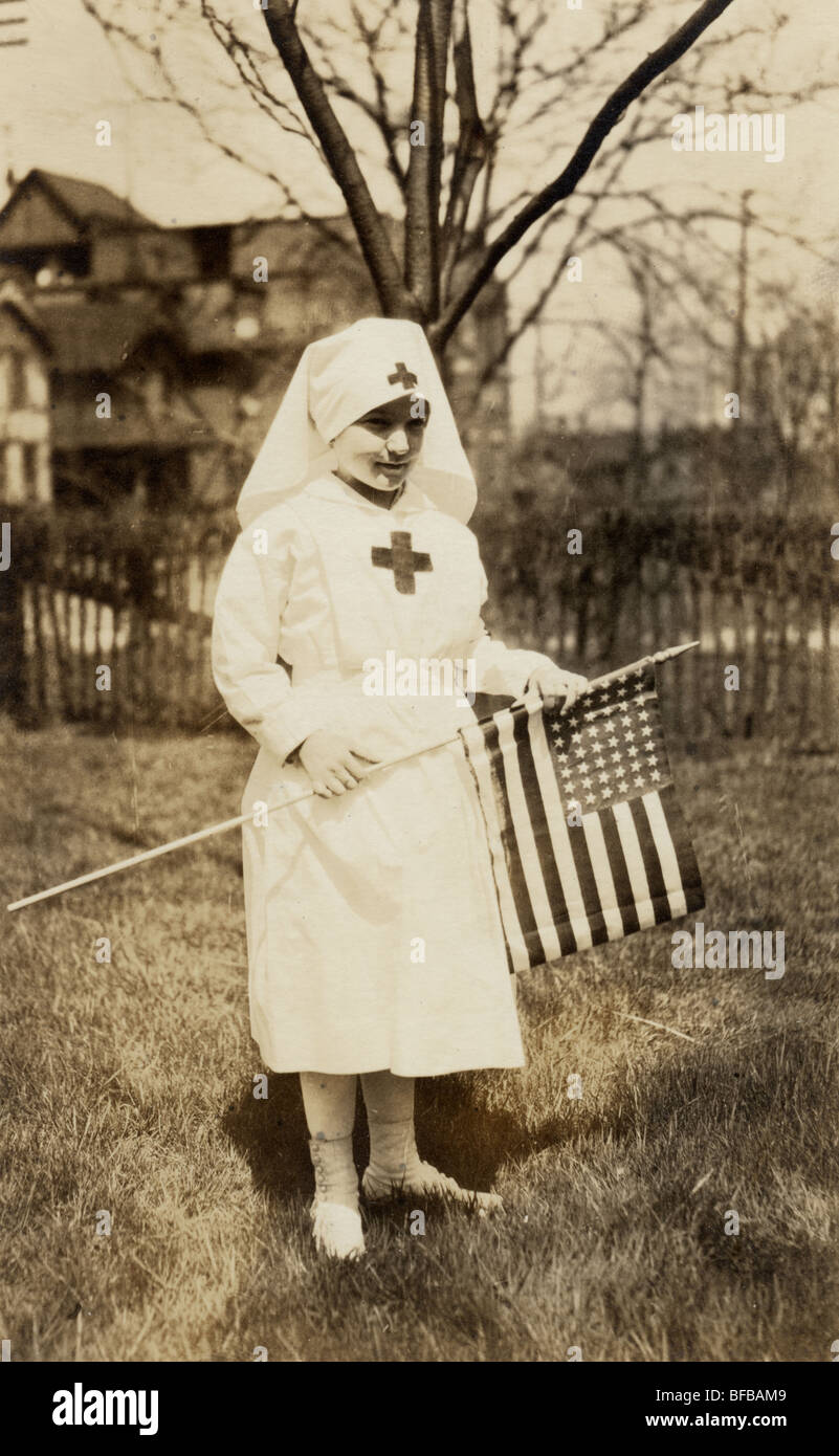 Patriotische kleine Mädchen Rot-Kreuz-Krankenschwester Stockfoto