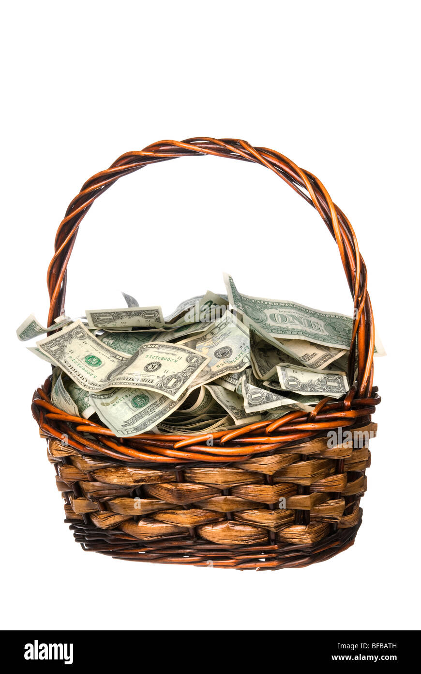 Ein Weidenkorb mit Griff hält einen Haufen Geld. Gut für die meisten  finanziellen Rückschlüsse Stockfotografie - Alamy