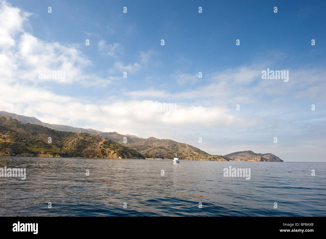 Eine tropische Insel-Szene mit weißen geschwollenen Wolken Stockfoto