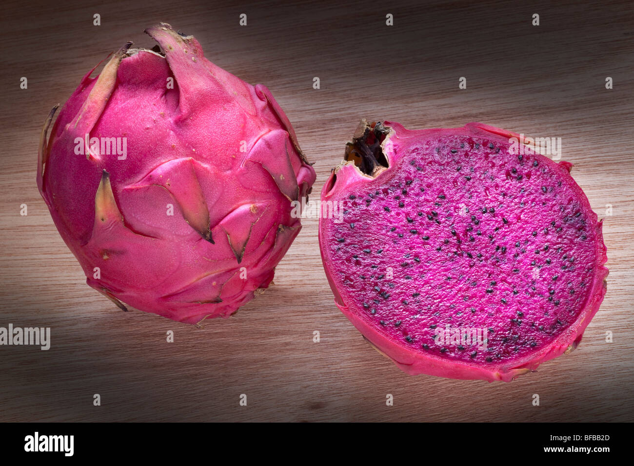 Costa Rica Pitaya (Hylocereus Costaricensis) Pitahaya oder Drachenfrucht, Sorte mit rosa Fleisch Stockfoto Costa Rica Pitaya (Hylocereus Costaricensis) Pitahaya oder Drachenfrucht, Sorte mit rosa Fleisch Stockfoto
