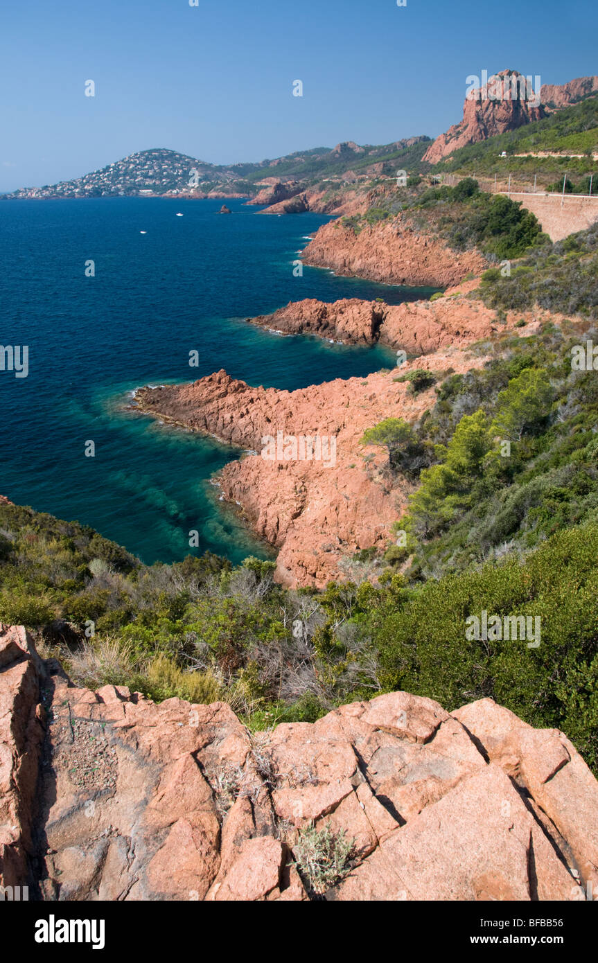 Küsten-Ansicht & Corniche de l'Estérel entlang N98 zwischen Cannes und St. Raphael, Cote d ' Azur, Südfrankreich Stockfoto