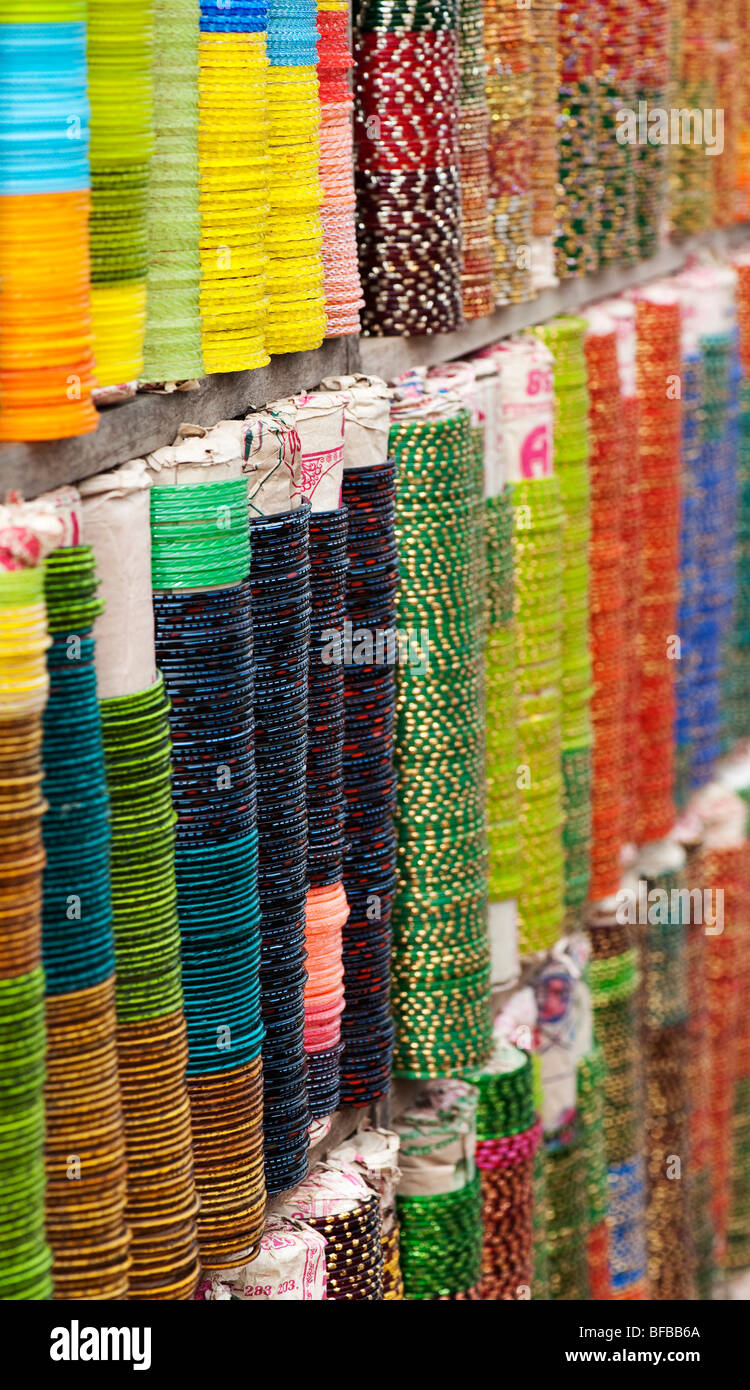 Indische Armreifen aus Glas und Kunststoff in einem Rack am Markt. Andhra Pradesh, Indien Stockfoto