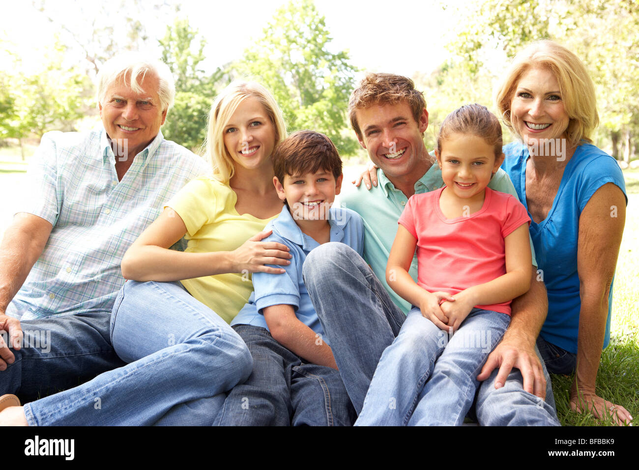 Gruppenbild der Familientag genießen im Park erweitert Stockfoto