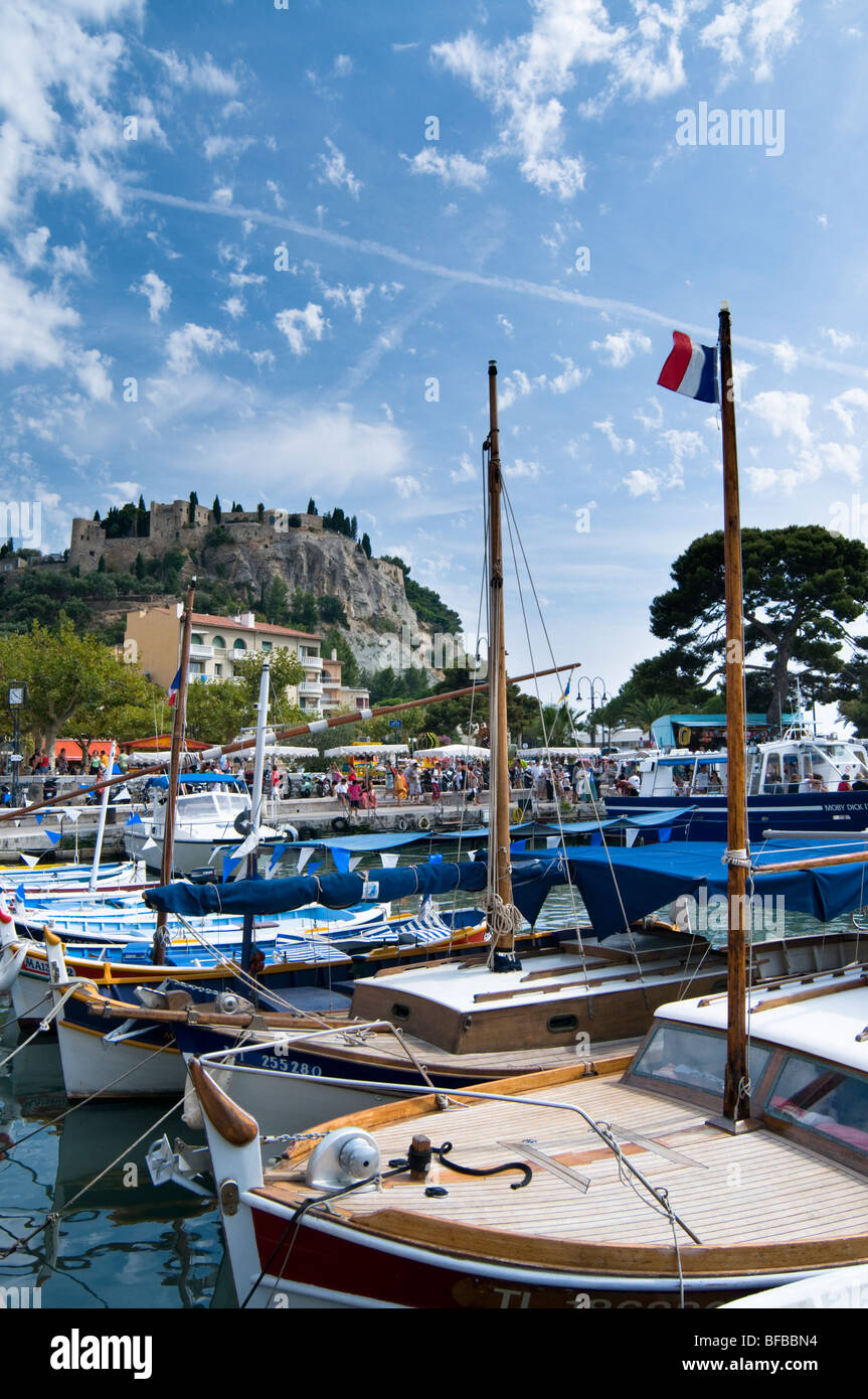 Cassis Harbour mit Schloss auf felsigen Klippen im Hintergrund, Bouches-du-Rhône, Cote d ' Azur, Provence, Frankreich Stockfoto