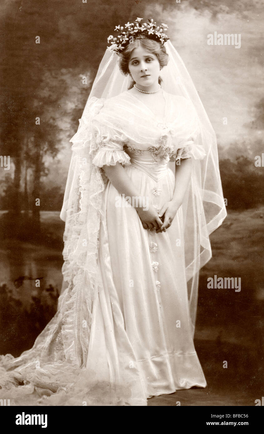 Traurige Schauspielerin Edna kann in elegante Hochzeitskleid Stockfoto