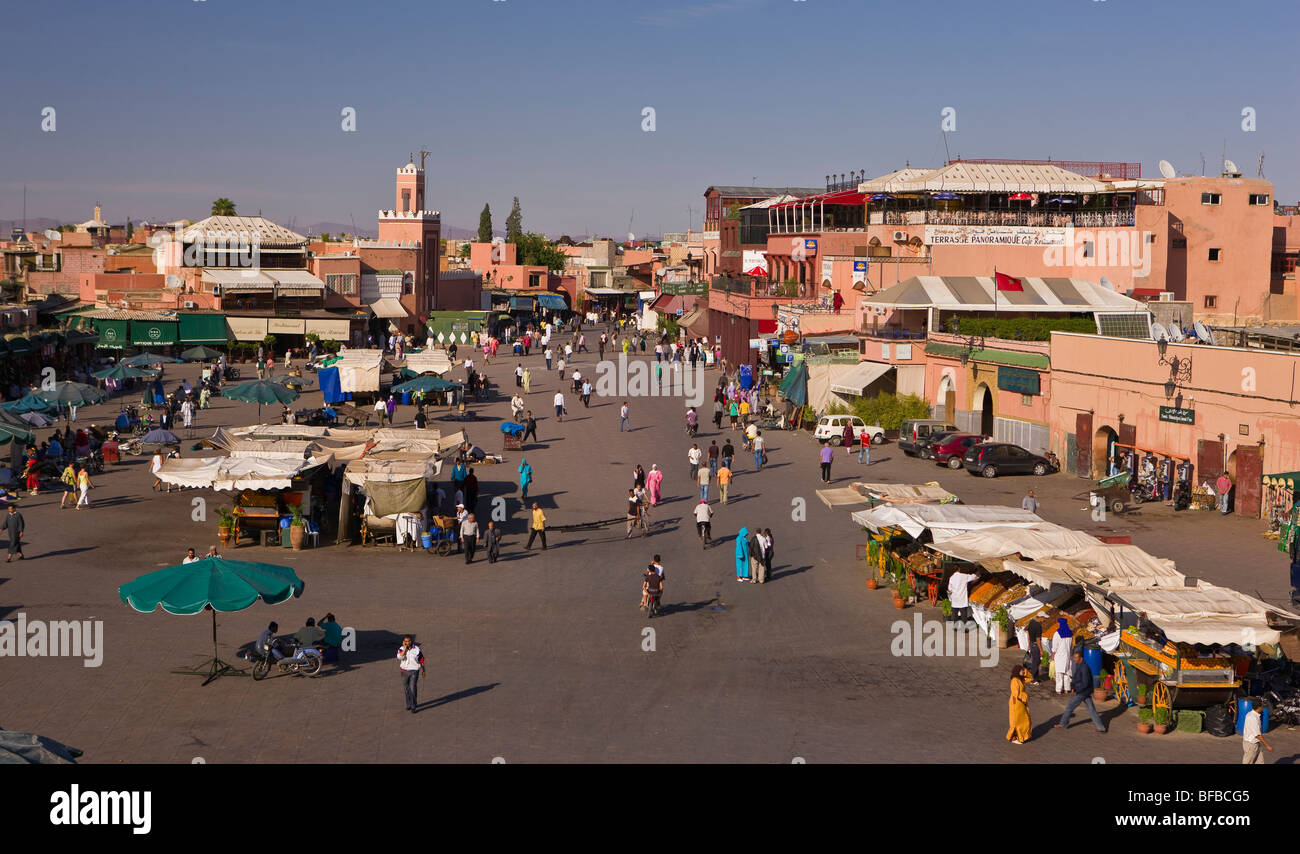 Marrakesch, Marokko - Menschen am Djemaa el-Fna Hauptplatz in der Medina. Stockfoto