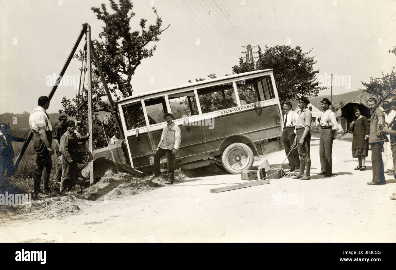 Bus aus einem Graben ausgelöst wird Stockfoto
