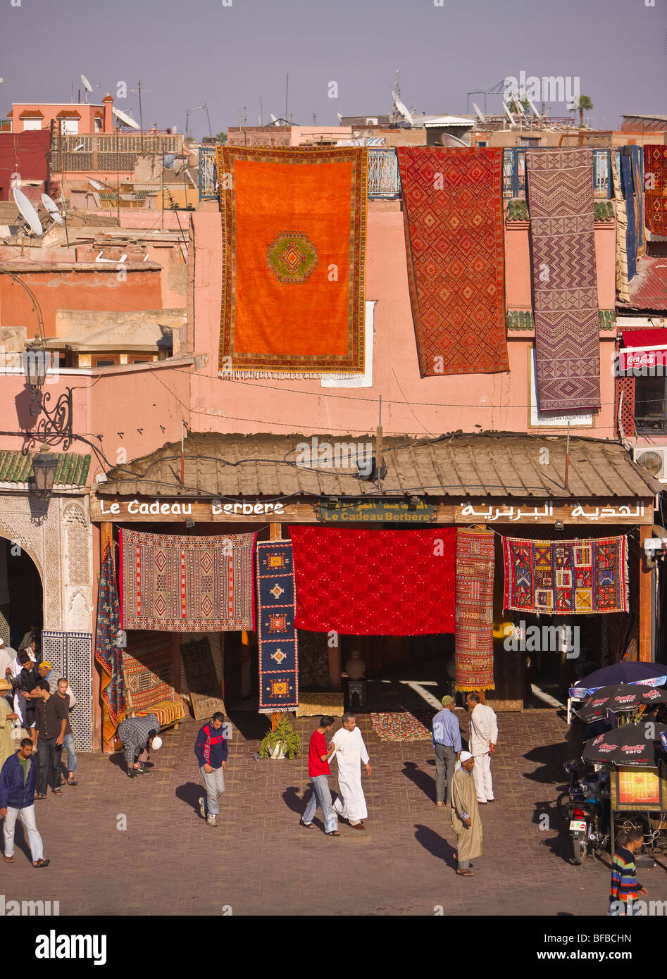 Marrakesch, Marokko - Menschen im Teppich Shop auf dem Djemaa el-Fna Hauptplatz in der Medina. Stockfoto