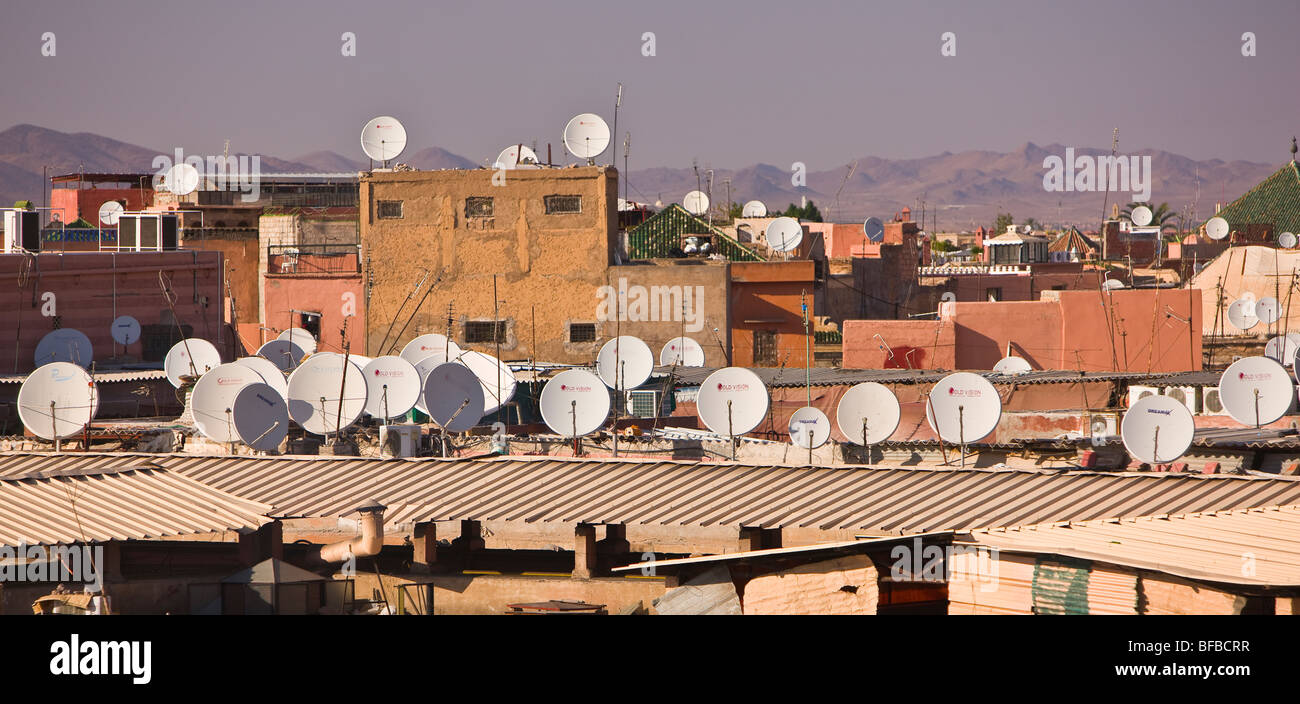 Marrakesch, Marokko - Satellitenschüsseln auf dem Dach in der Nähe von Djemaa el-Fna Hauptplatz in der Medina. Stockfoto