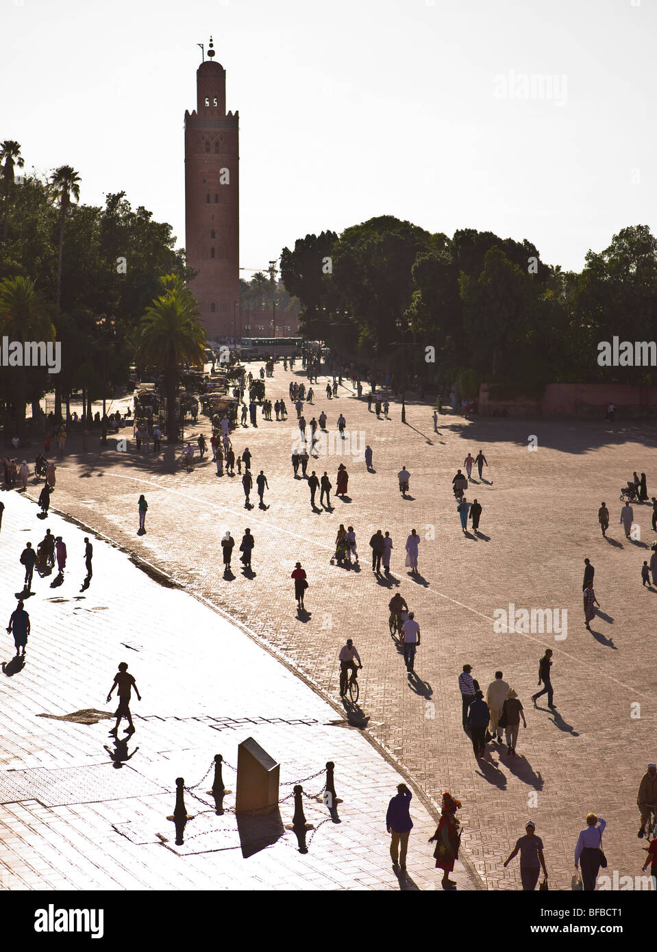 Marrakesch, Marokko - Djemaa el-Fna Hauptplatz in der Medina mit Koutoubia Moschee entfernt. Stockfoto