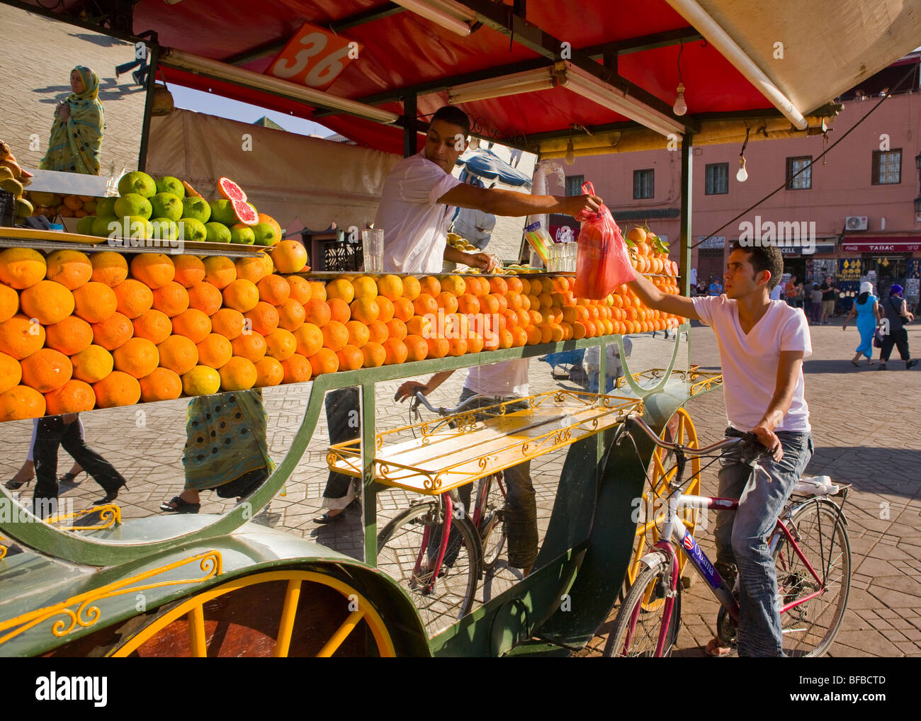 Marrakesch, Marokko - Orangensaft-Anbieter auf dem Djemaa el-Fna Hauptplatz, in der Medina. Stockfoto