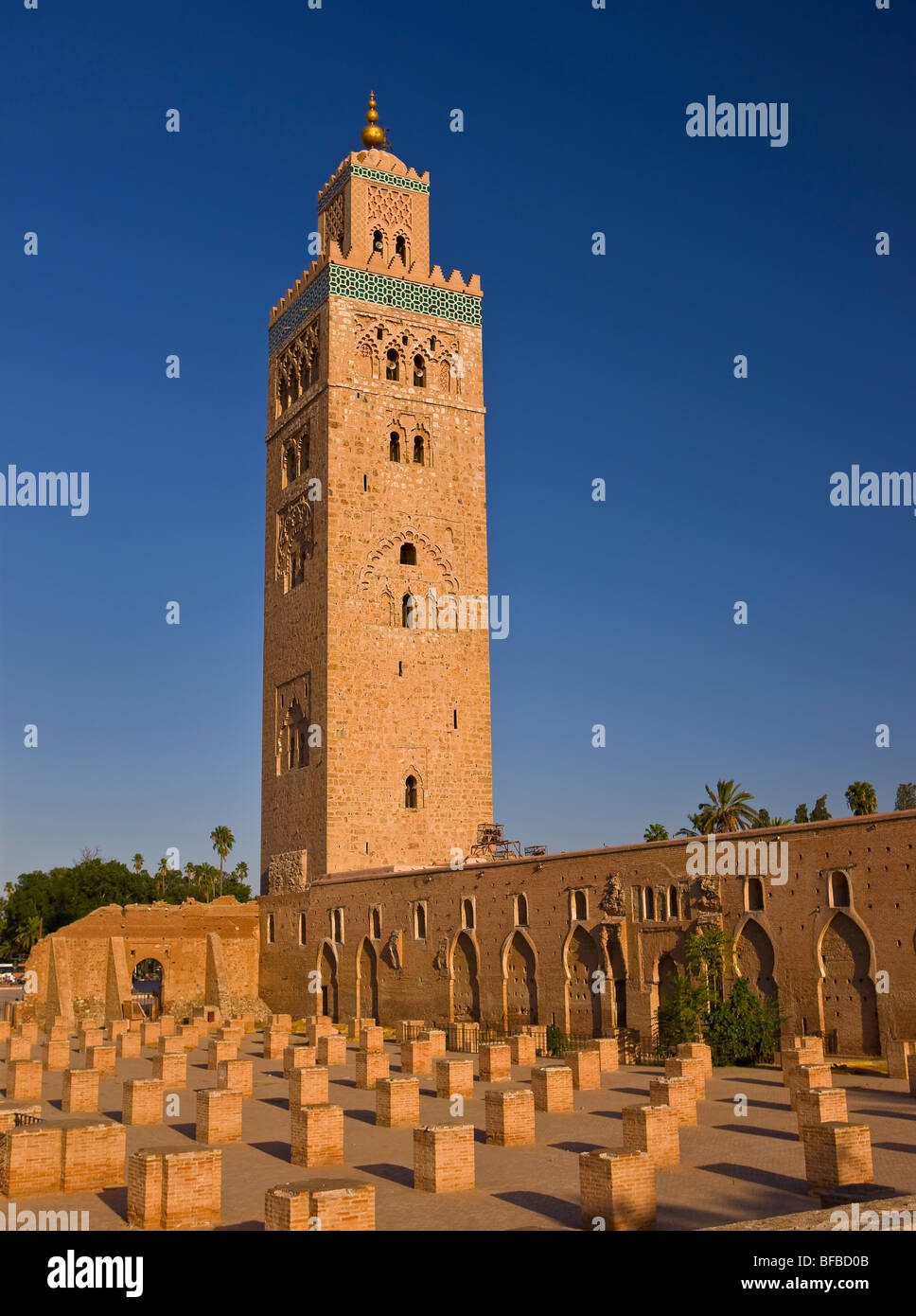 Marrakesch, Marokko - Koutoubia-Moschee und dem maurischen Minarett erbaut im 12. Jahrhundert. Stockfoto