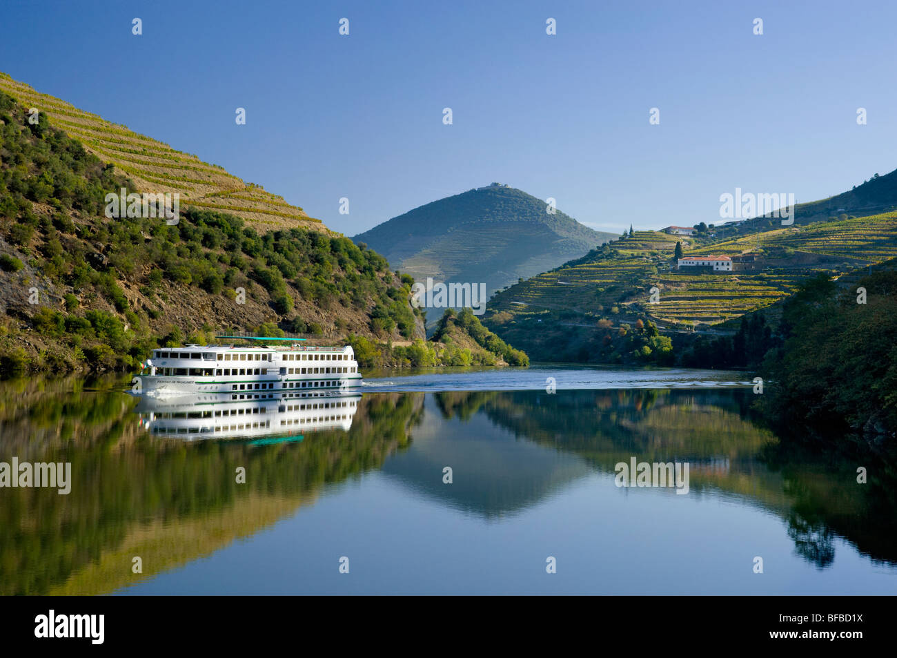 Portugal, Stadtteil Alto Douro, einem Ausflugsschiff auf dem Douro-Fluss zwischen Regua und Pinhao Stockfoto