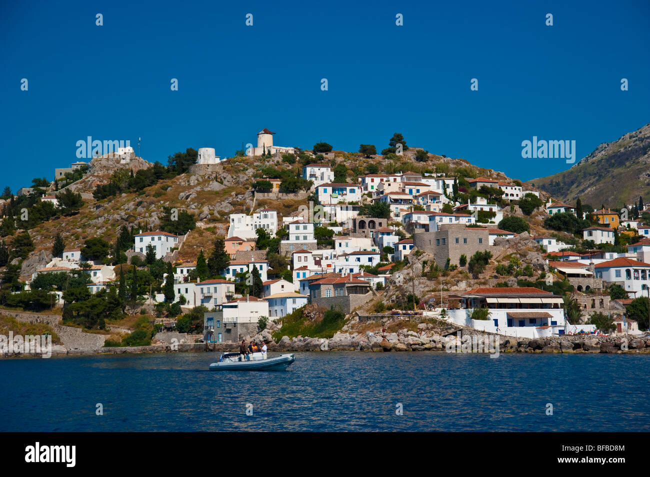 Küste mit Häusern am Hydra-Insel, Griechenland Stockfoto