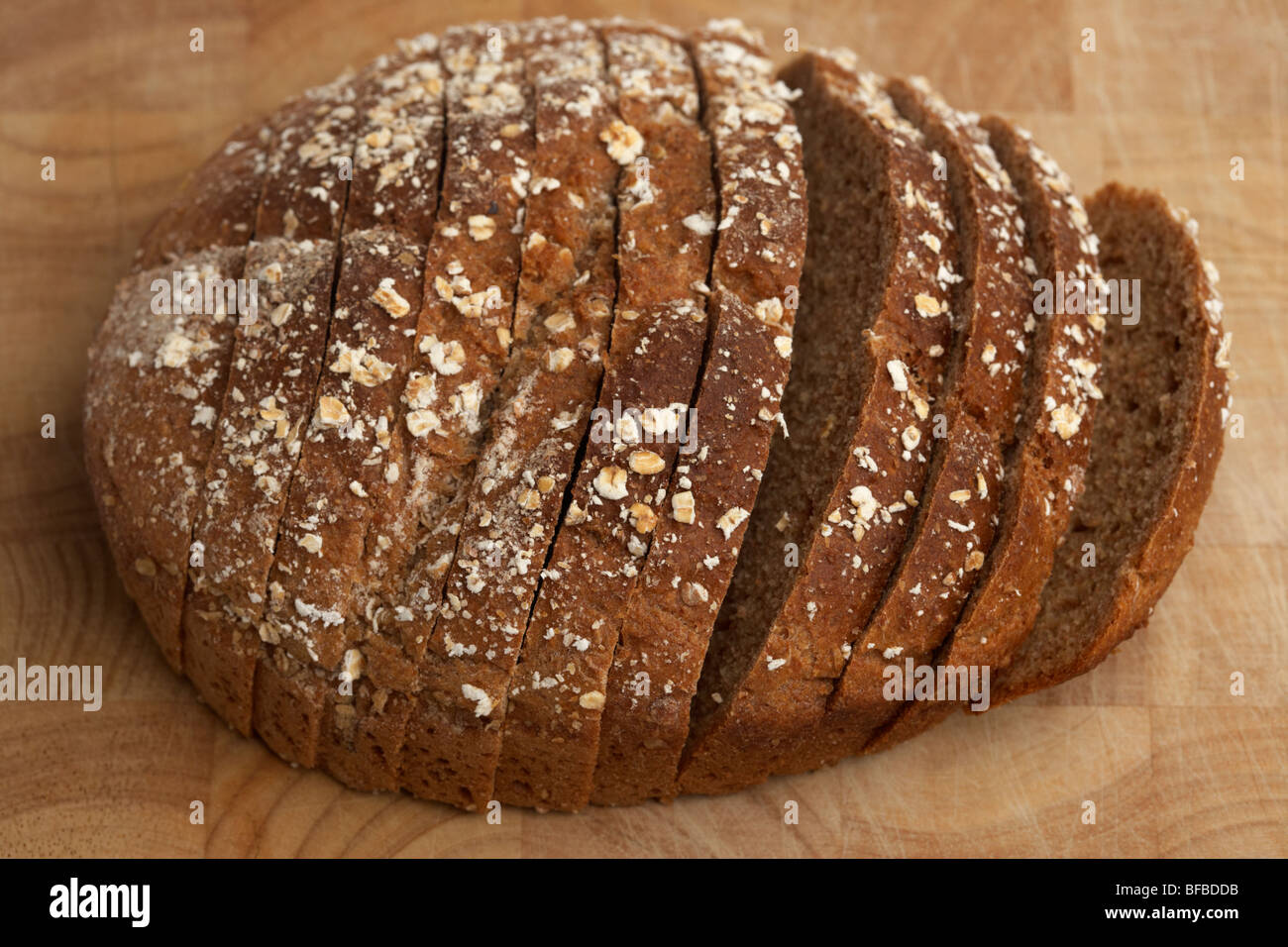 irische braun wheaten Soda Brot Masse hergestellt und Pre in Scheiben geschnitten Stockfoto