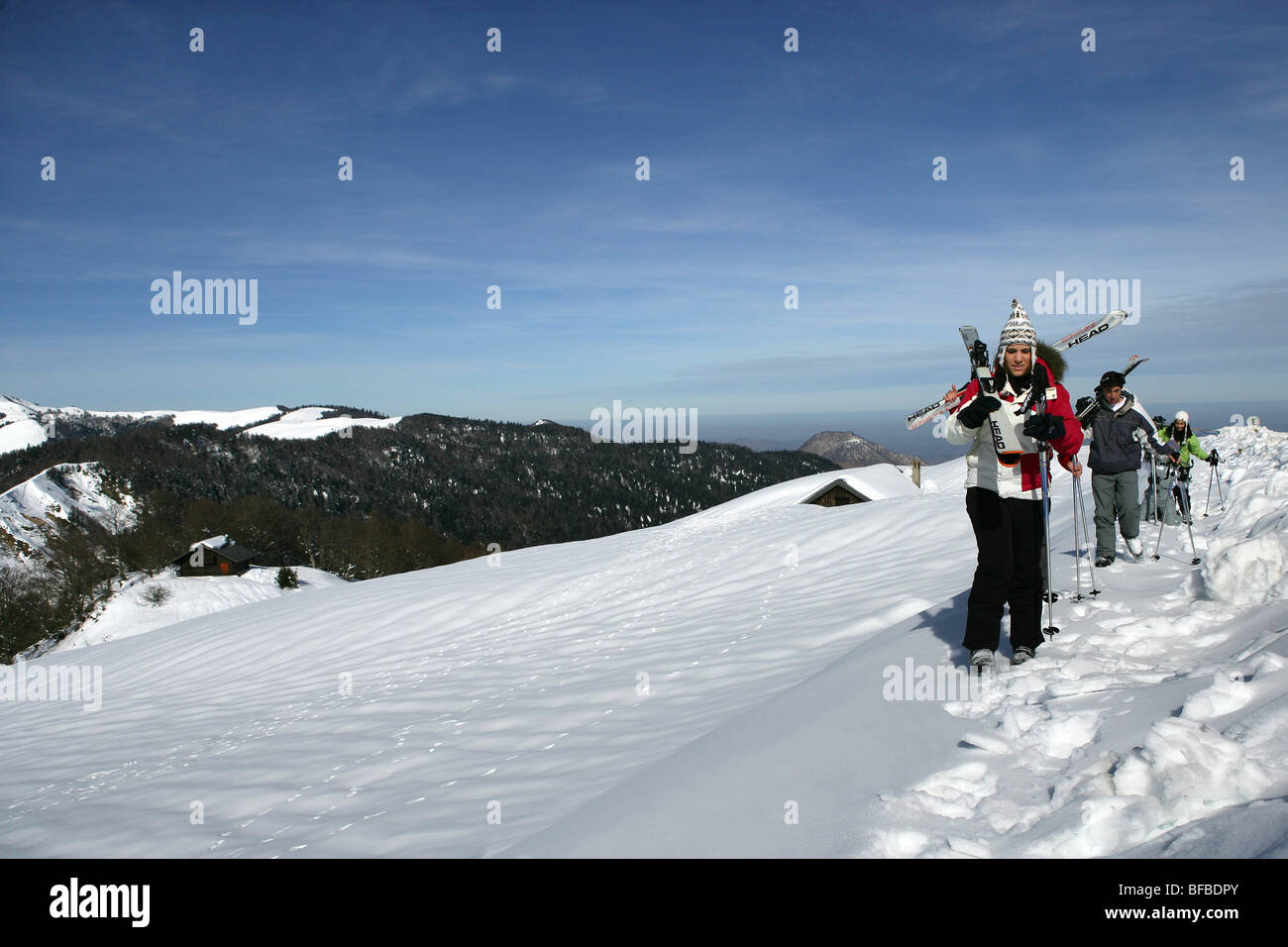 Skifahrer Wandern abseits der piste Stockfoto