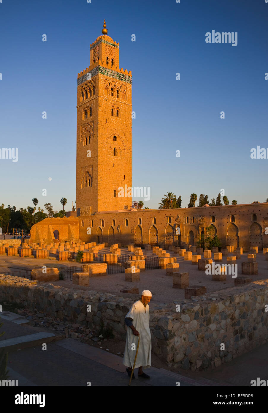 Marrakesch, Marokko - Koutoubia-Moschee und dem maurischen Minarett erbaut im 12. Jahrhundert. Stockfoto