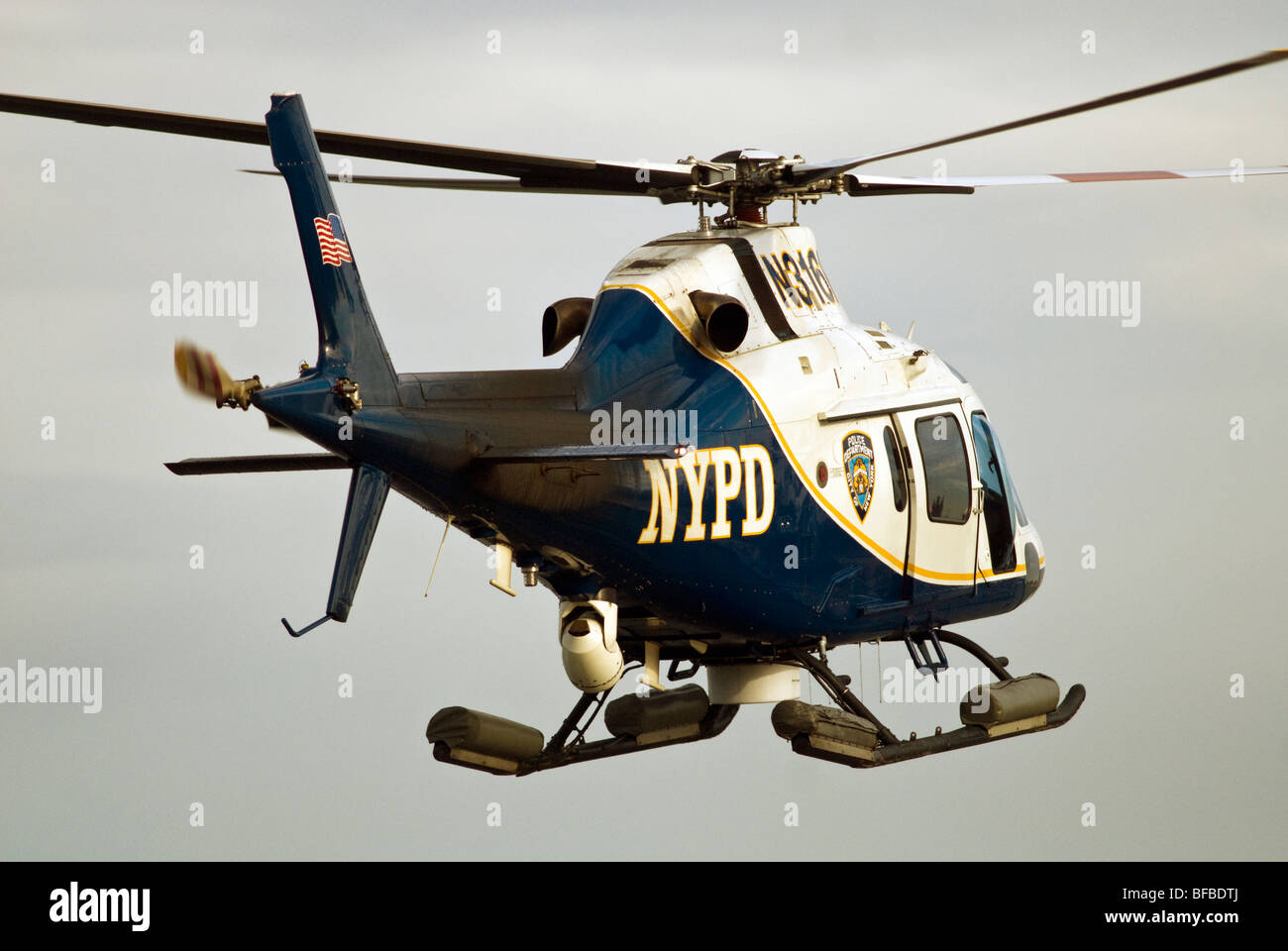 NYPD Hubschrauber fliegt über den Hudson River in New York auf Montag, 2. November 2009. (© Richard B. Levine) Stockfoto