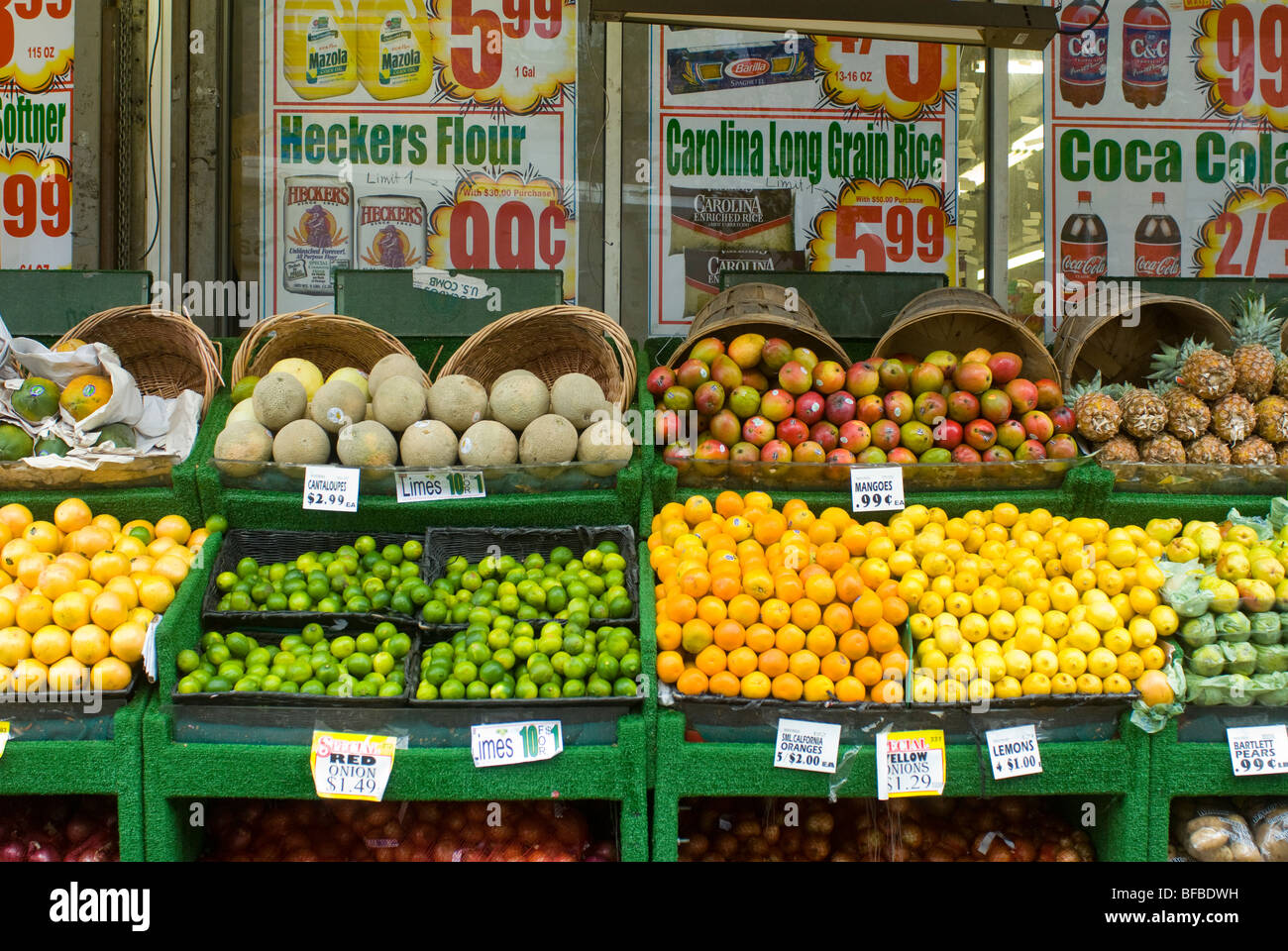 Shopping für Produkte in einem Lebensmittelgeschäft in der Nachbarschaft Jackson Heights, Queens in New York Stockfoto