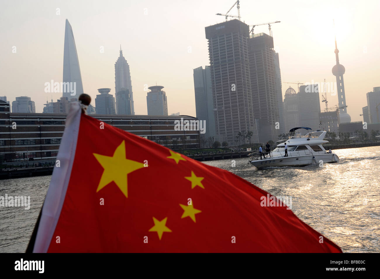 Chinesische Nationalflagge über den Huangpu Fluss und Geschäftsviertel Pudong, Shanghai, China. 29. Oktober 2009 Stockfoto