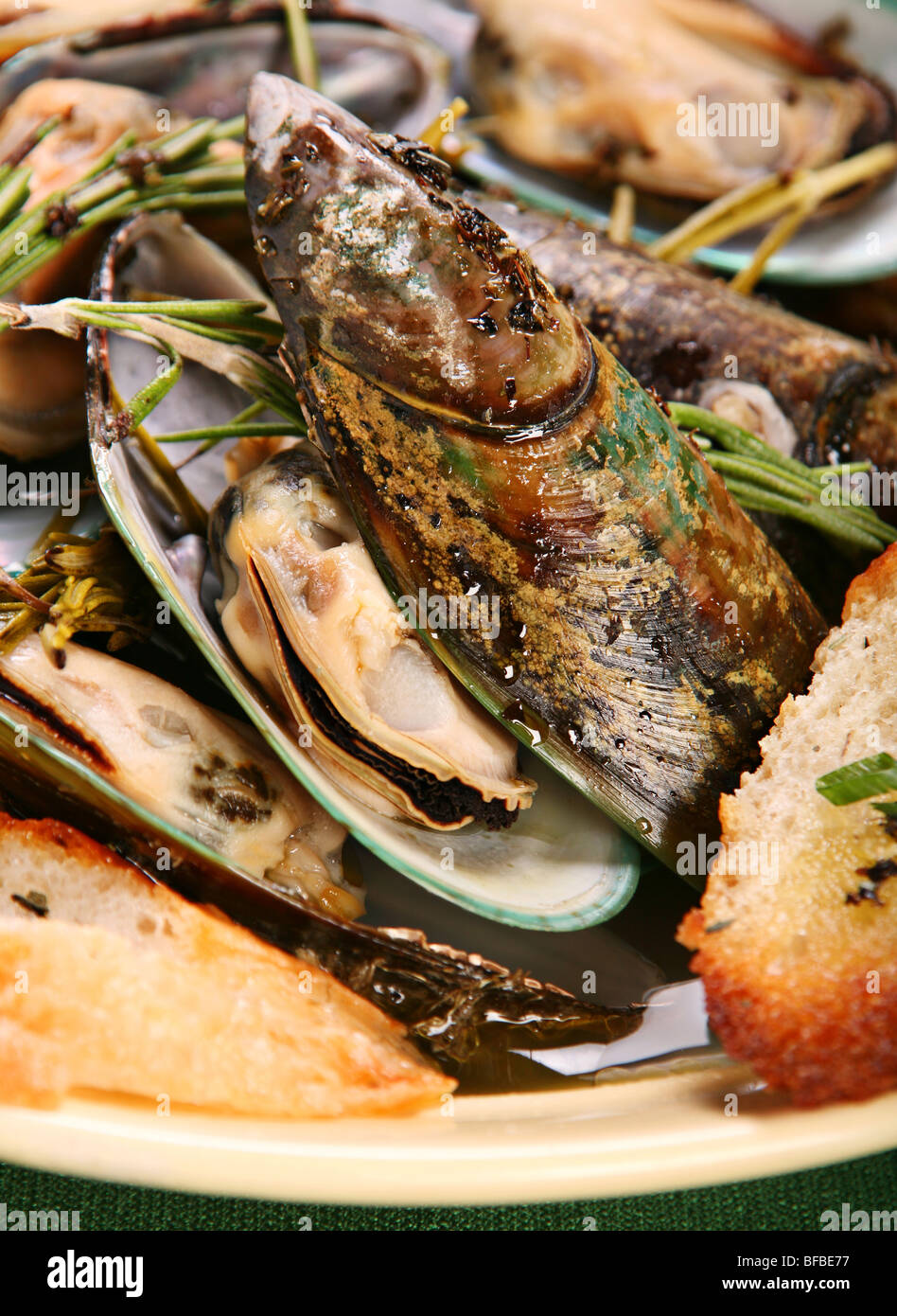 Meeresfrüchte Meeresfrüchte Suppe und geröstetem Brot Stockfoto