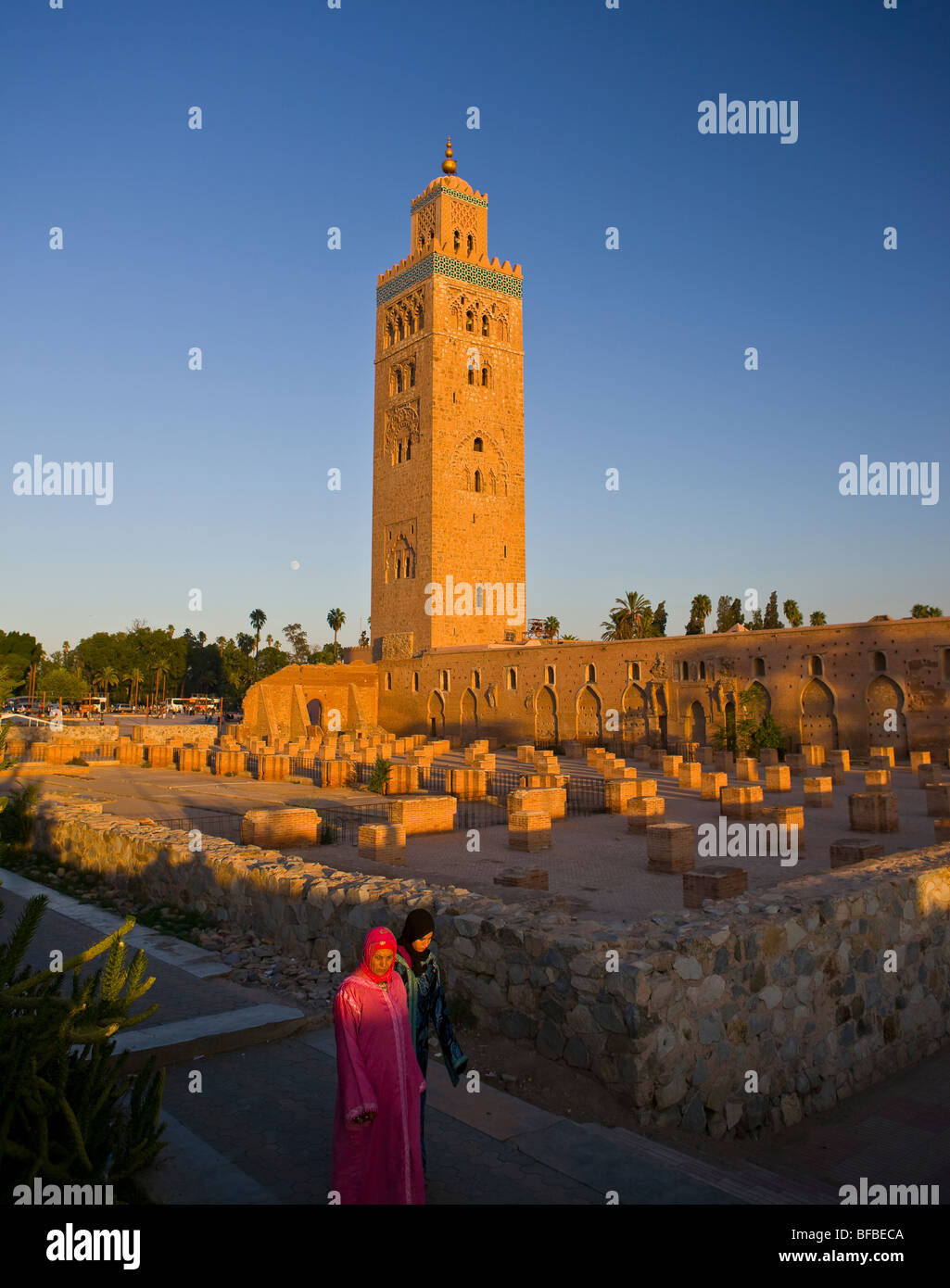 Marrakesch, Marokko zwei Frauen zu Fuß durch die KoutoubiaMoschee