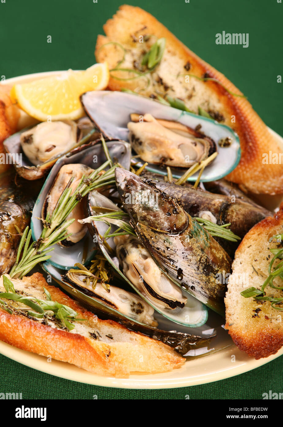 Meeresfrüchte Meeresfrüchte Suppe und geröstetem Brot Stockfoto