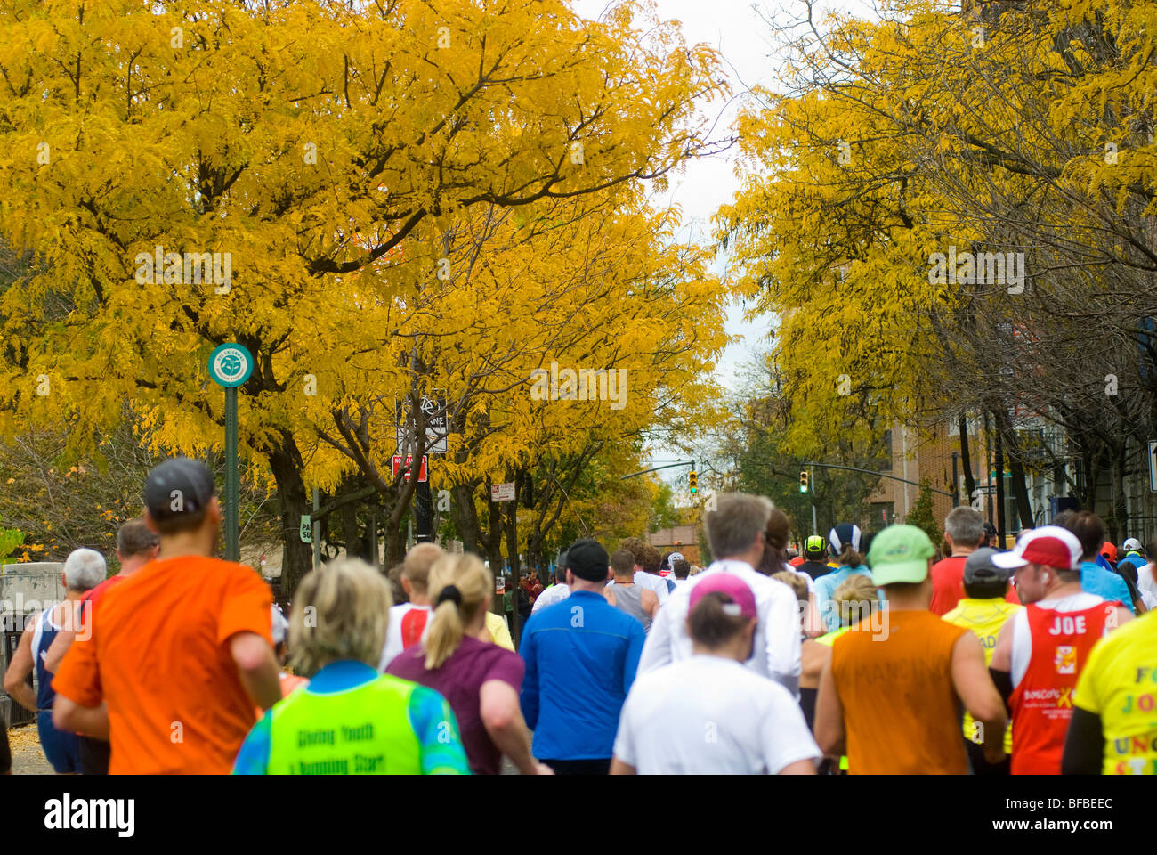 Läufer passieren durch Harlem an die 22 Meile Markierung in der Nähe von Mount Morris Park in der 39. jährlichen ING New York City Marathon Stockfoto