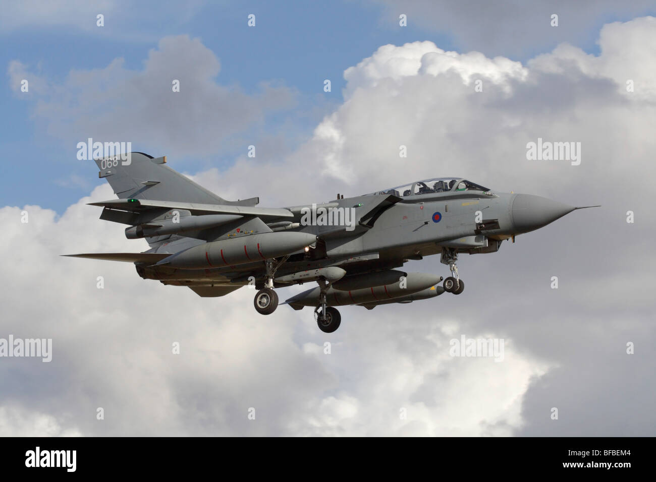 Militärische Luftfahrt. Royal Air Force Panavia Tornado GR4 taktischer Bomber Flugzeug im Flug Stockfoto