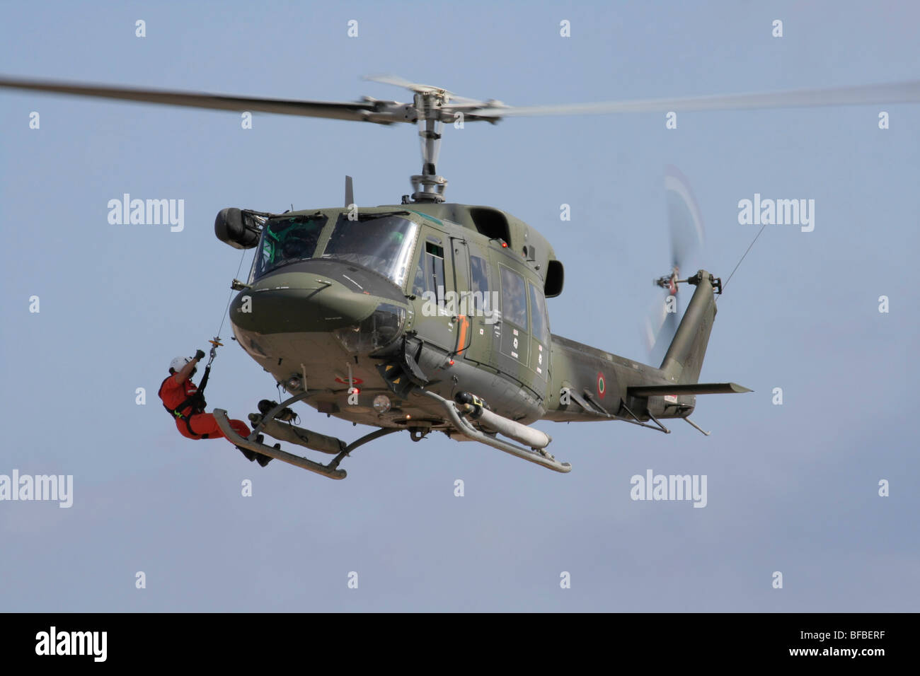 Italian Air Force AB212 Hubschrauber schweben und eine Rettungssimulation durchführen Stockfoto