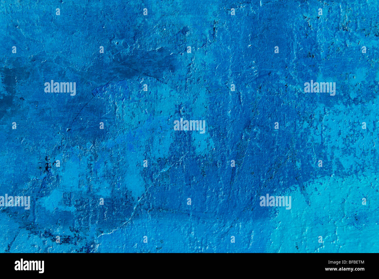 Blau bemalte Platerwand mit alternder Farbfläche, rustikale Textur Stockfoto