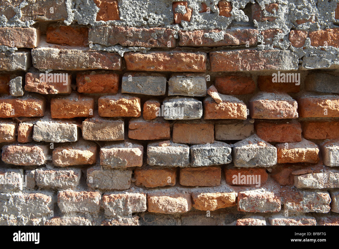 Nahaufnahme von alten roten Ziegelmauern mit beschädigten Ziegeln, städtischen Texturen Stockfoto