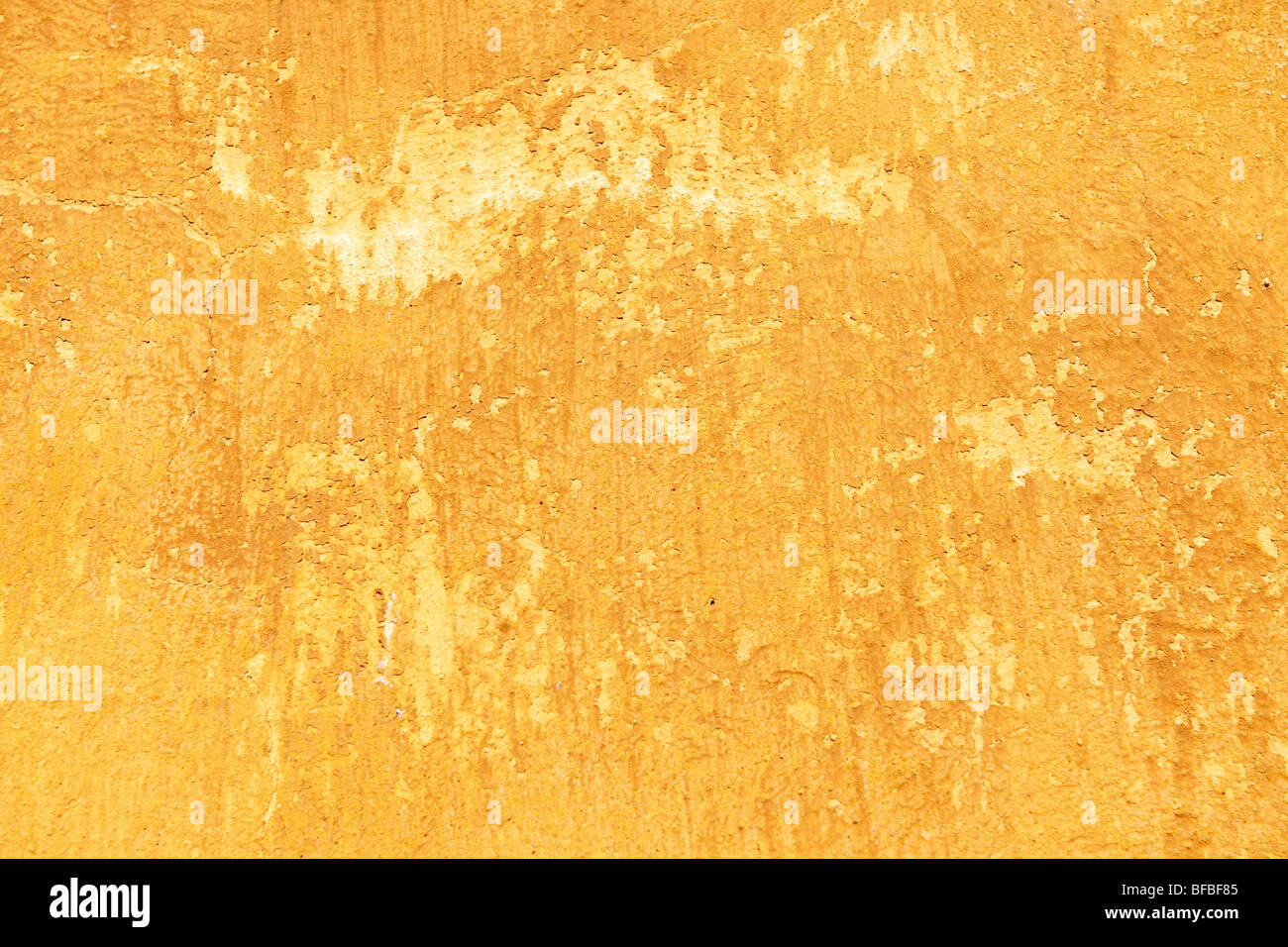 Orange gelb lackierte Platerwand mit alternder Farbfläche, rustikale Textur Stockfoto
