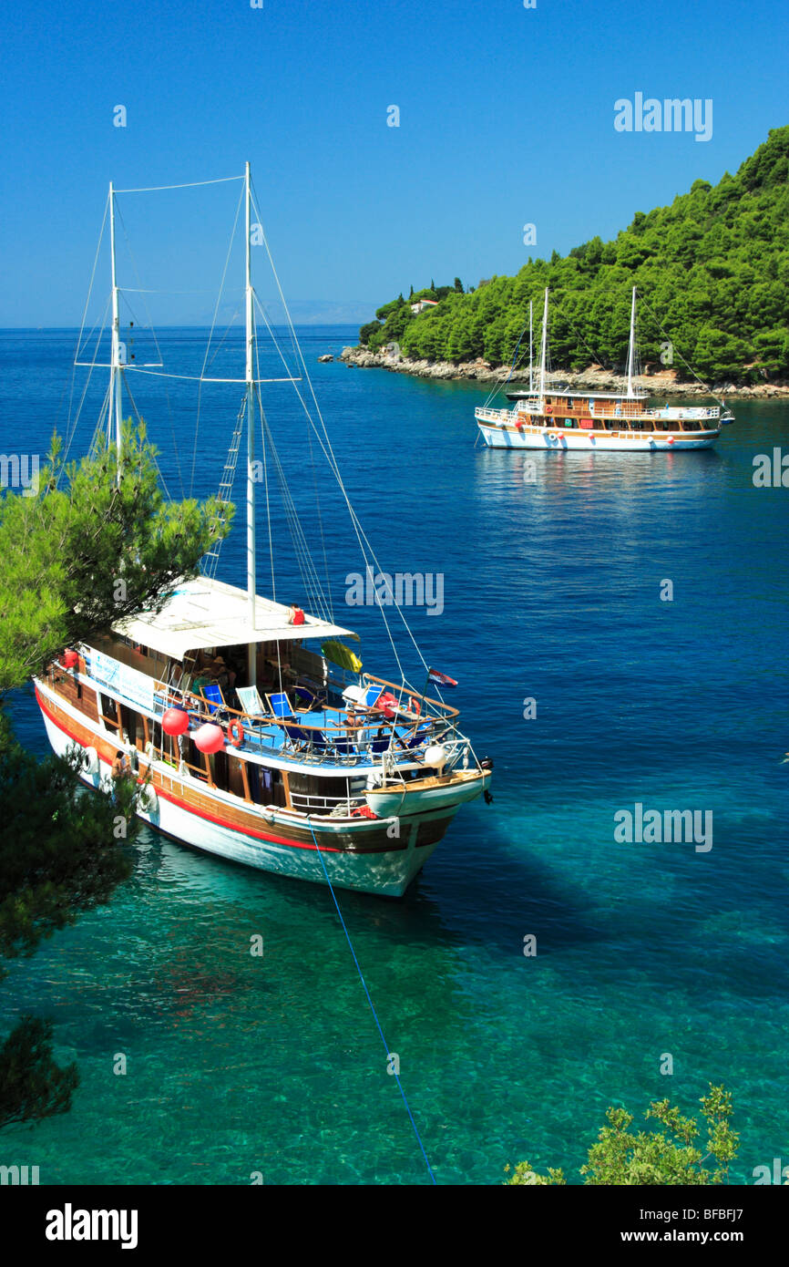 Kreuzfahrt-Schiffe mit Touristen, die spektakulären Bucht in Zivogosce, Kroatien Stockfoto