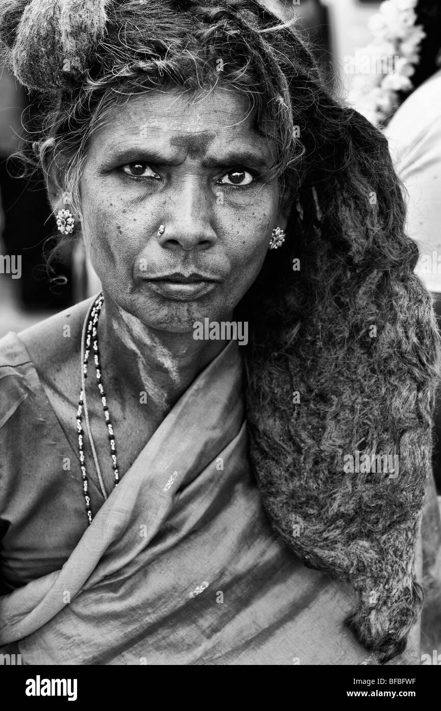 Alte indische Frau mit mattierten Dreadlocks. Andhra Pradesh, Indien. Monochrome portrait Stockfoto