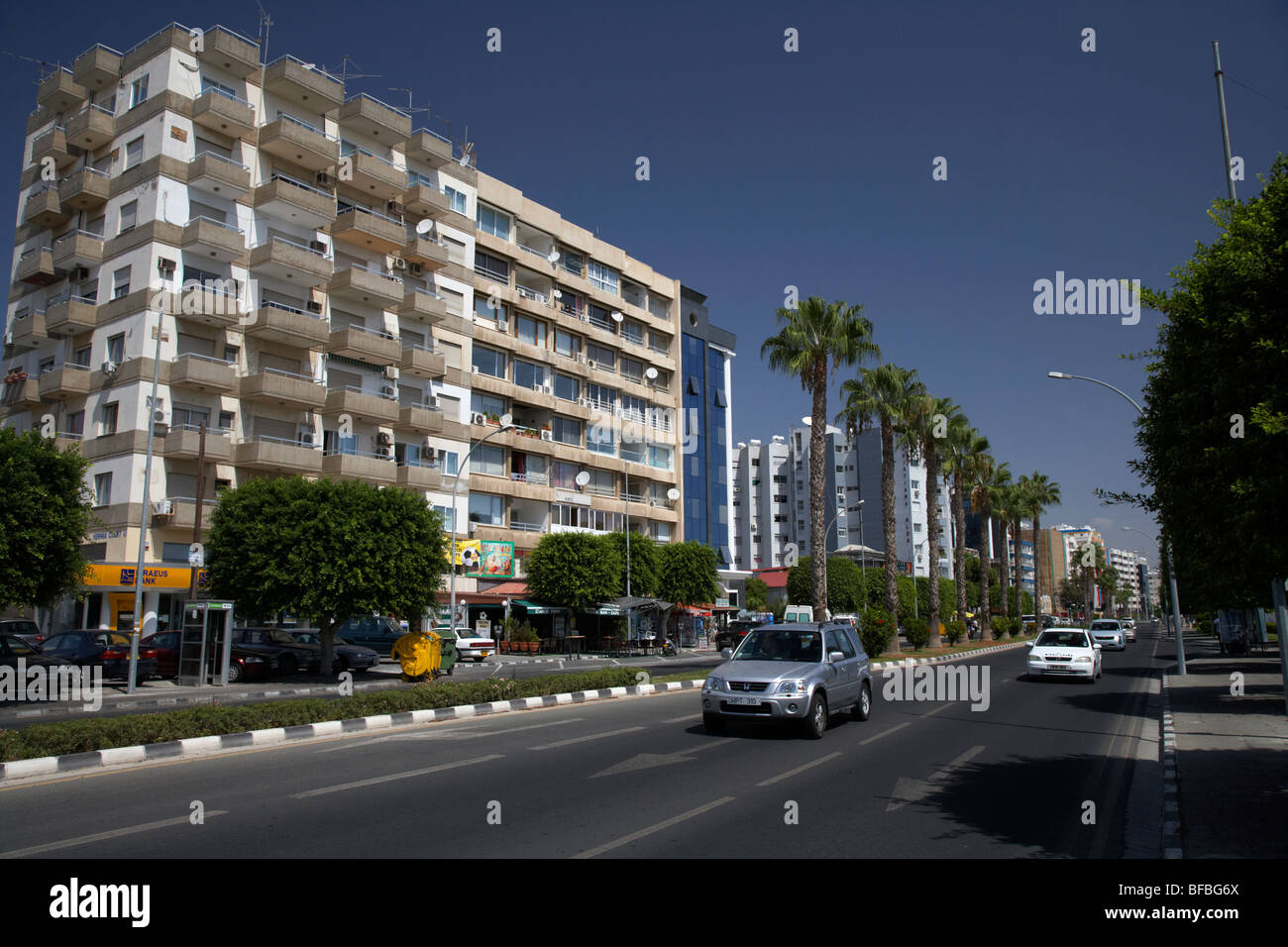beschäftigt zweispurigen Hauptstrasse entlang der Strandpromenade in Limassol Lemesos Republik Zypern Europa Stockfoto