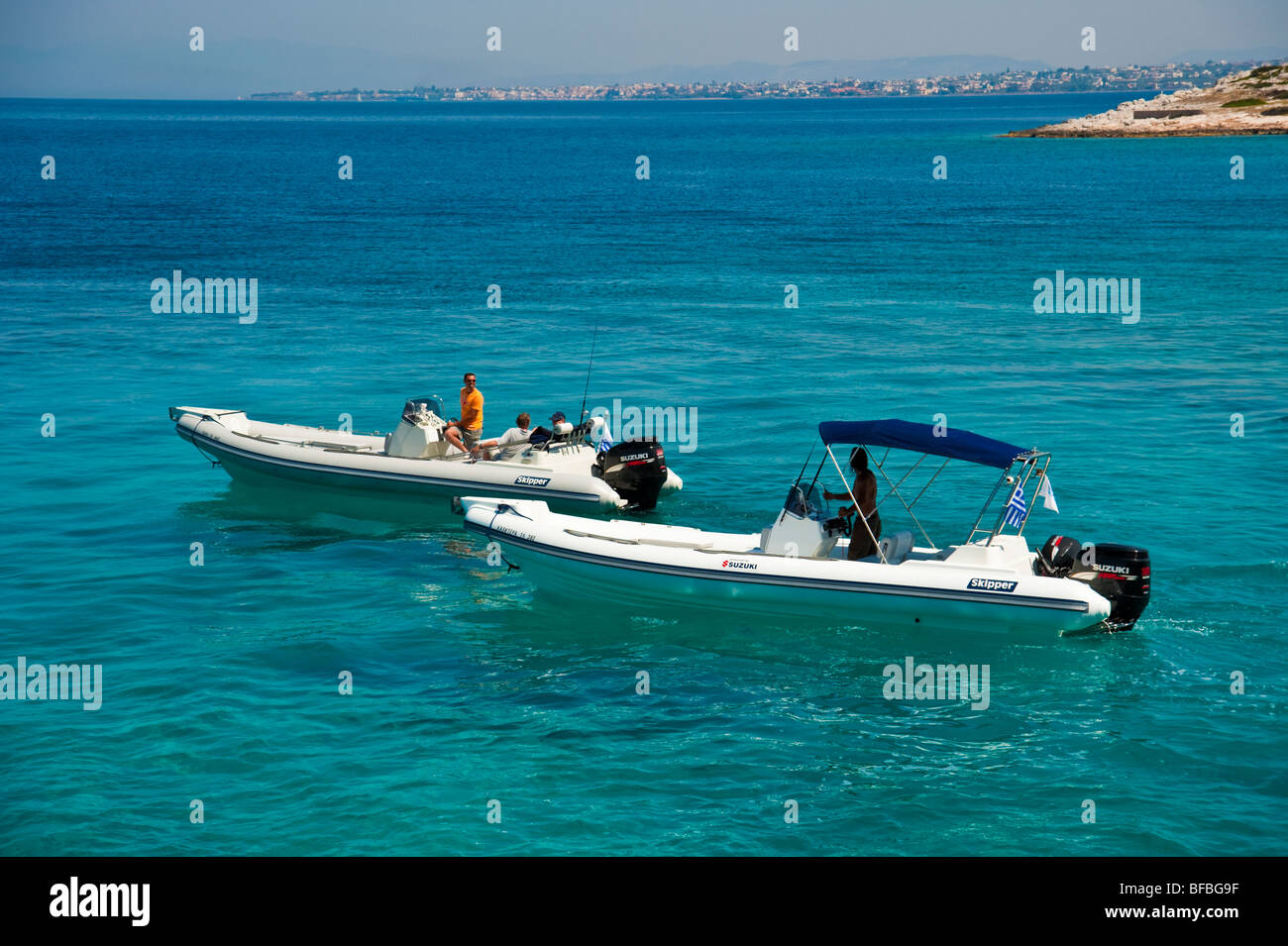 zwei weiße Schlauchboote in blauem Wasser, Saroic Golf, Griechenland Stockfoto