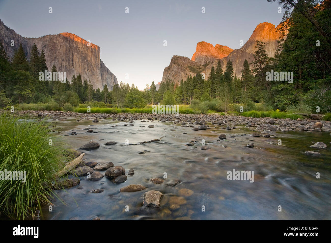 Letztes Licht am El Capitan, Yosemite National Park Valley View im Sommer mit Bach und Felsen Stockfoto