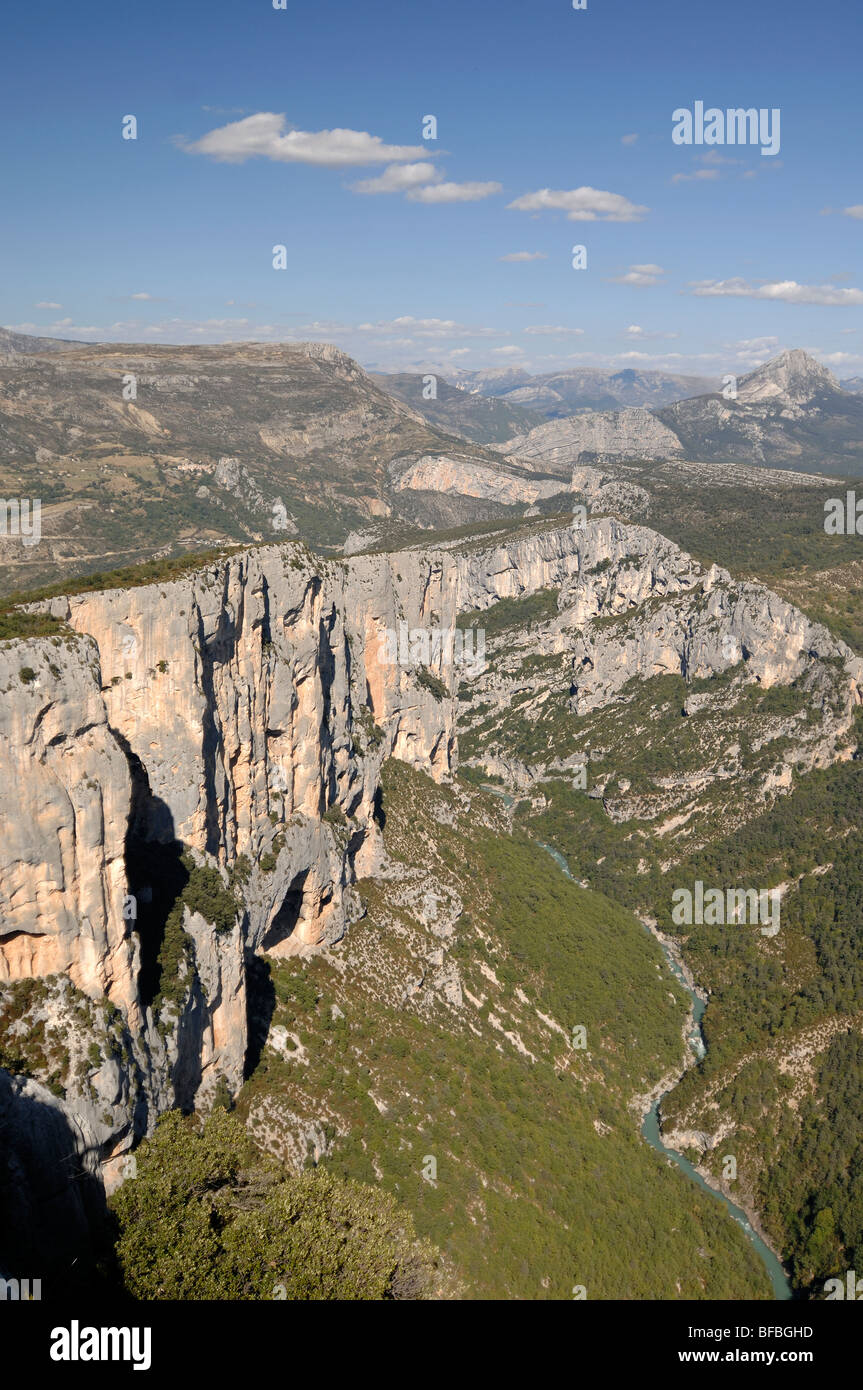 Blick über die Gorges du Verdon oder Verdon-Schlucht & Escalès Cliffs von der Route des Crêtes Alpes-de-Haute-Provence Frankreich Stockfoto