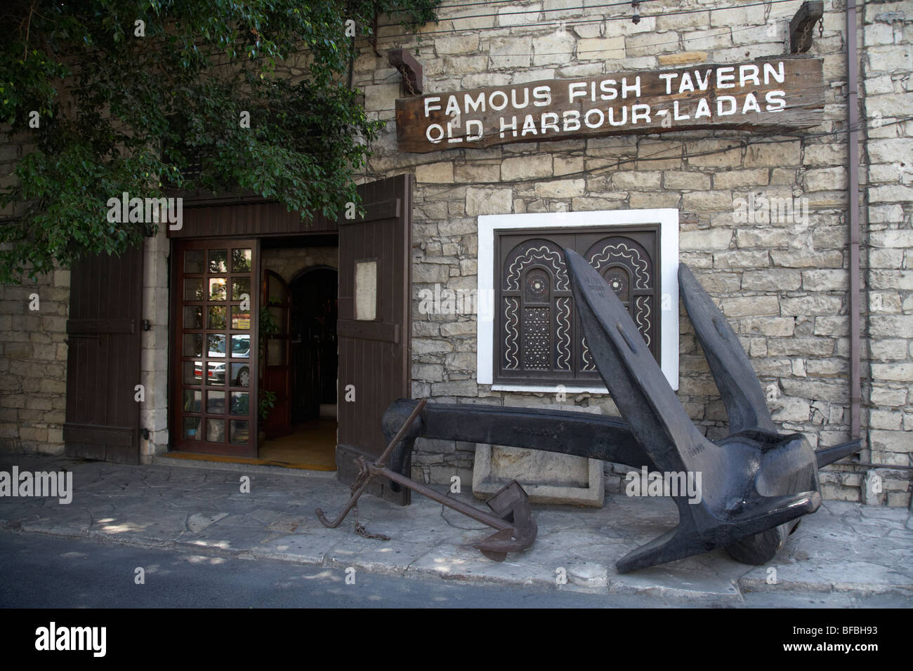 Anker außerhalb alte berühmte Fisch Taverne alten Hafen Ladas Limassol Lemesos Republik Zypern Europa Stockfoto