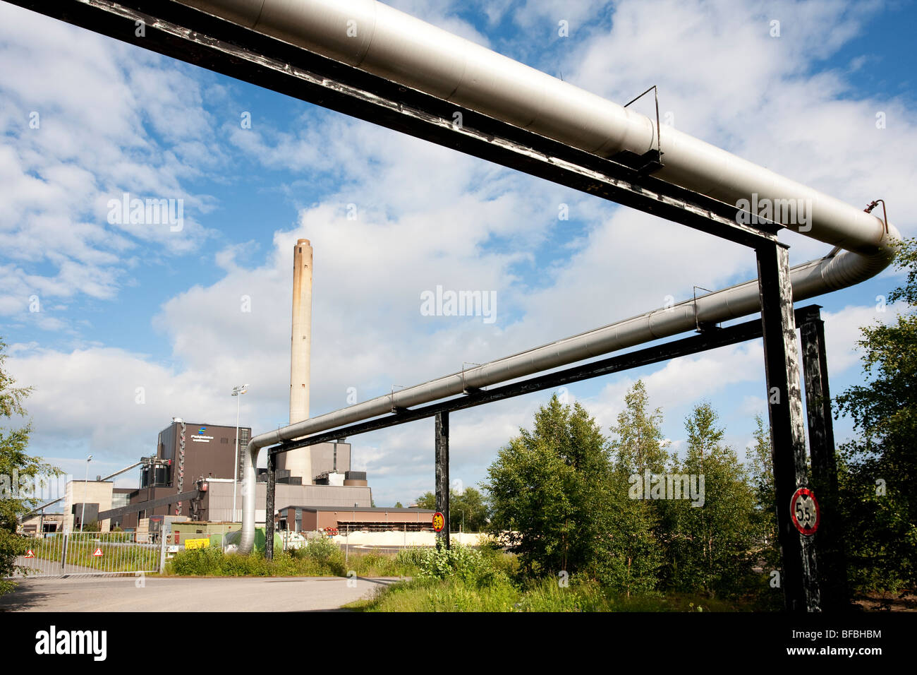 Overhead-Ölpipeline vom Hafen zum Fernwärmekraftwerk , Toppila Oulu Finnland Stockfoto